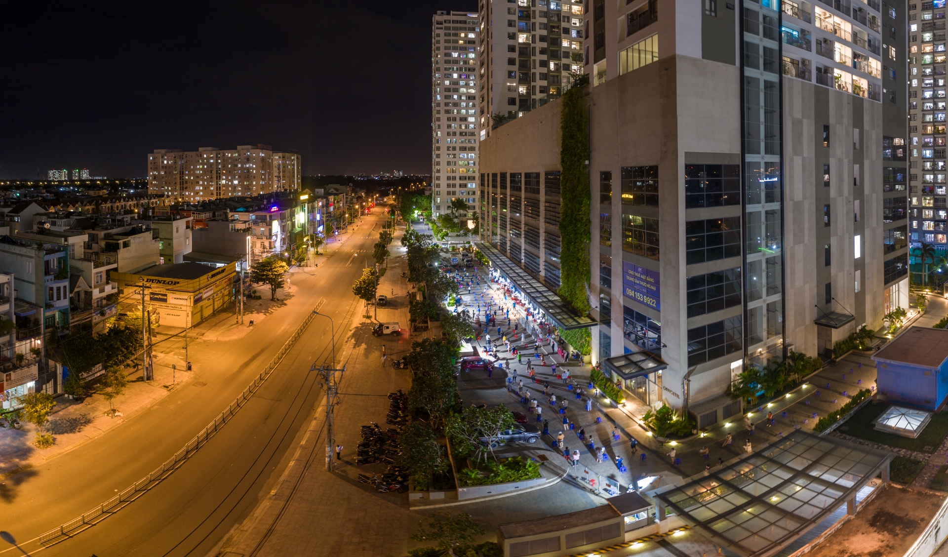 TP.HCM tiem vaccine trong dem anh 1