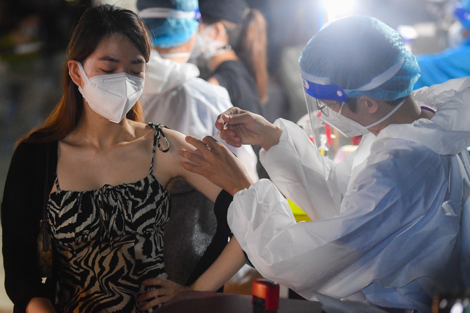 Ai sap duoc tiem vaccine Covid-19 mui 2 tai TP.HCM? hinh anh