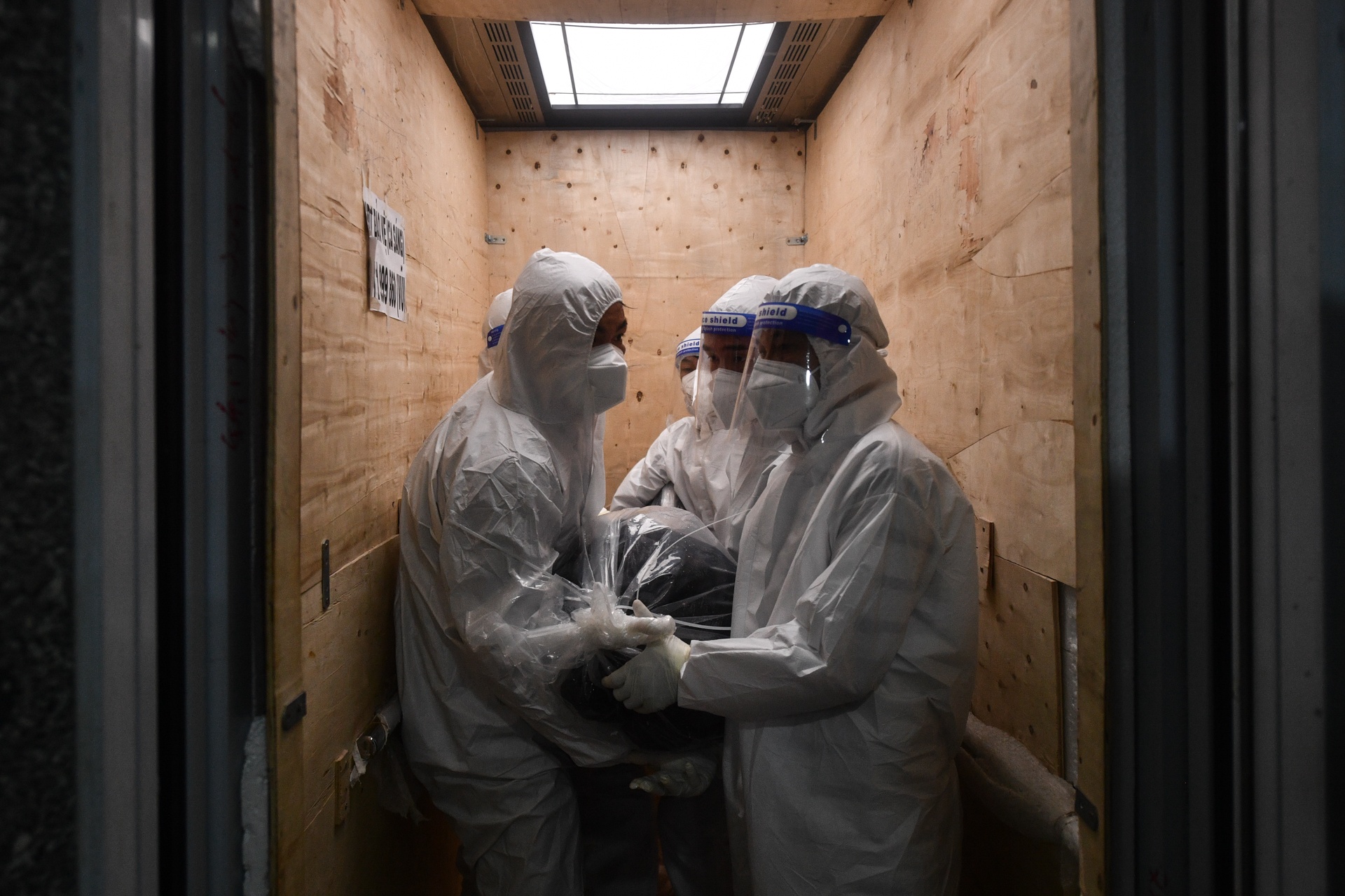 Mai tang nguoi mat do Covid-19 anh 5