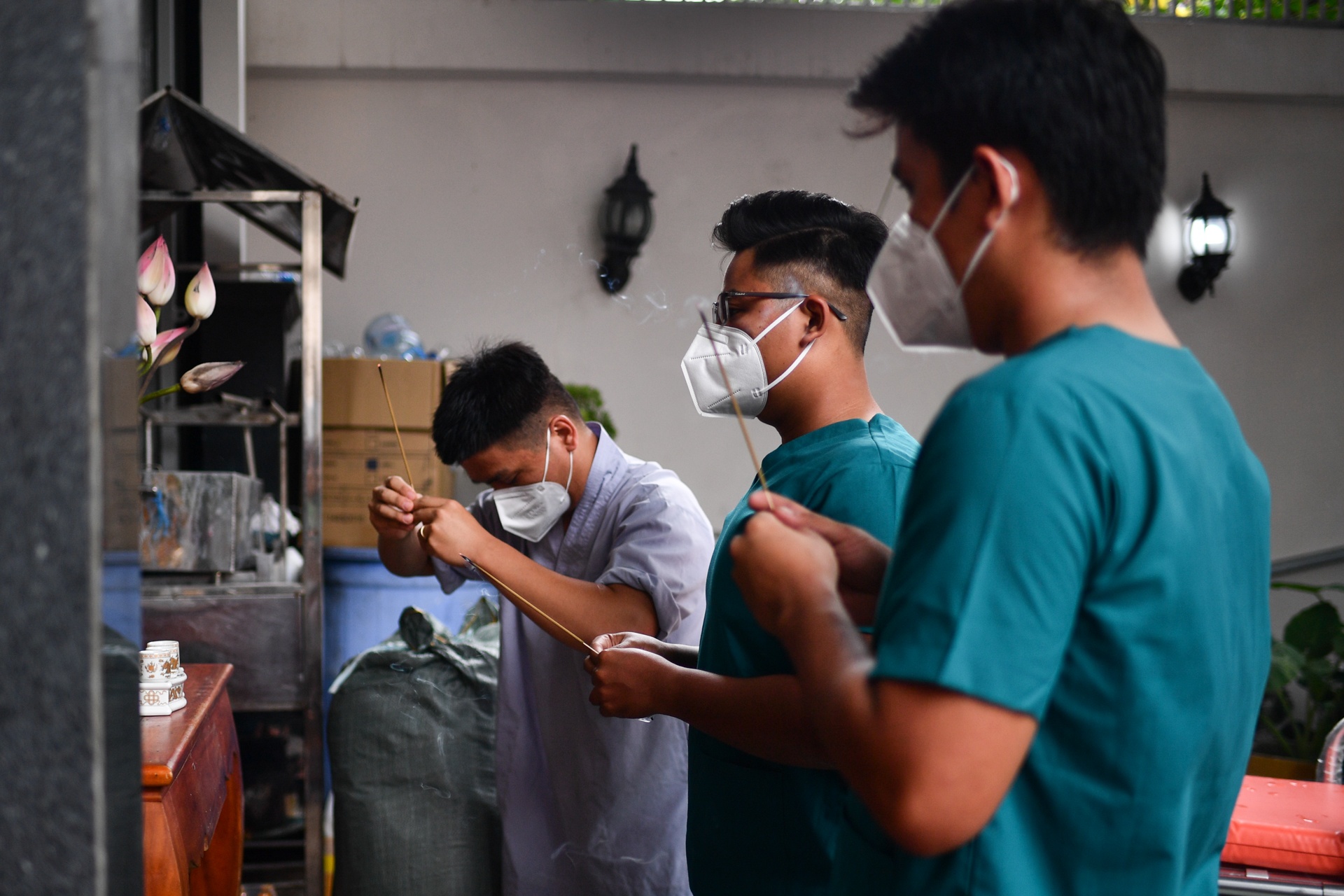 Mai tang nguoi mat do Covid-19 anh 2