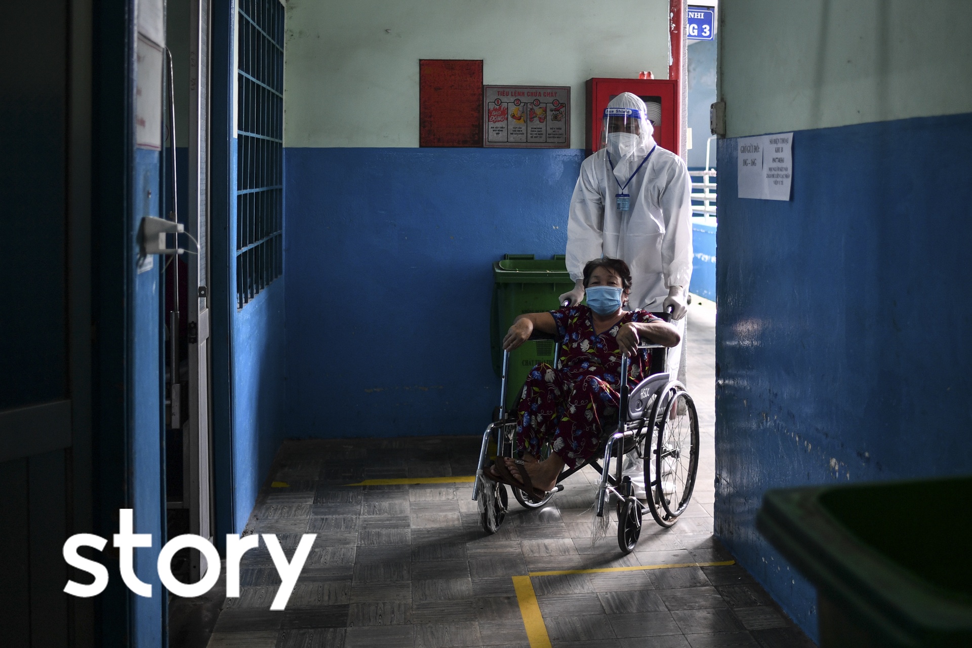 Cha qua doi vi Covid-19, con tinh nguyen o lai vien cham soc F0 hinh anh