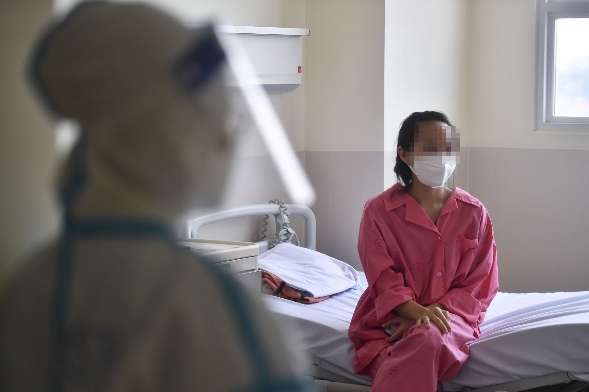 Nhan vien y te mac Covid-19 anh 5