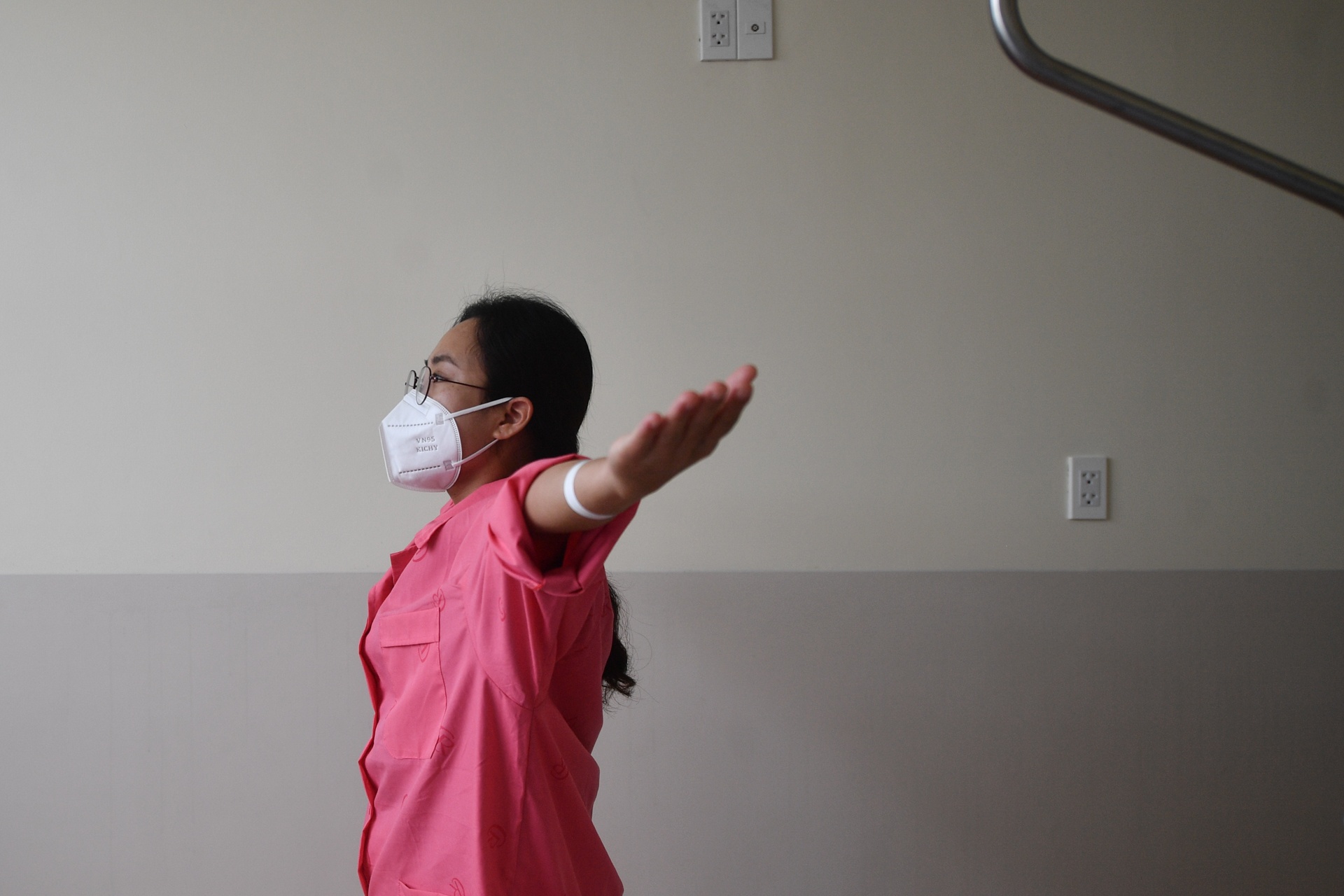 Ben trong noi dieu tri cho nhan vien y te mac Covid-19 hinh anh