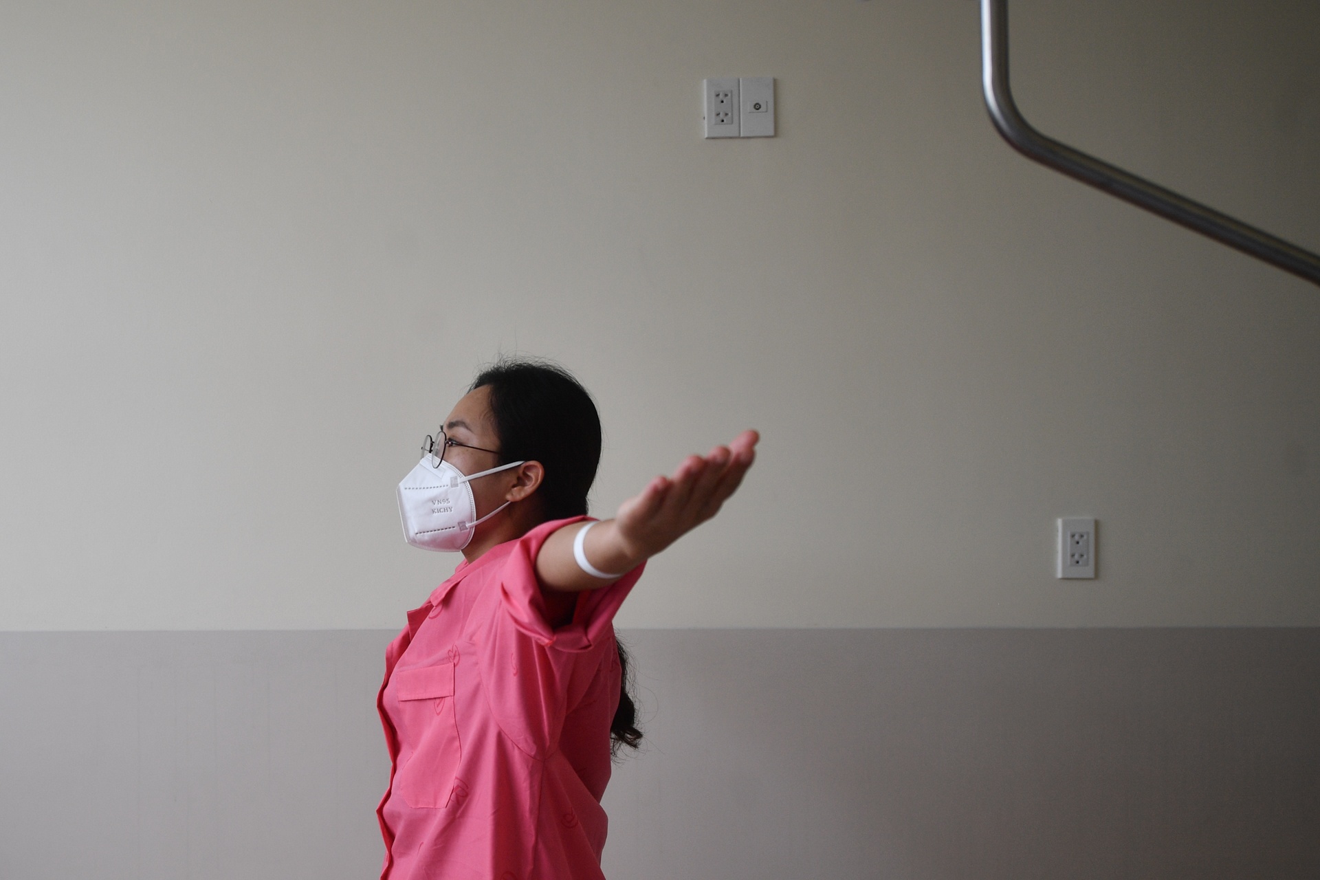 Nhan vien y te mac Covid-19 anh 3