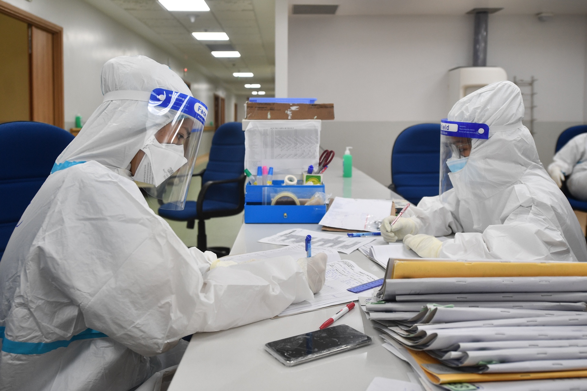 Nhan vien y te mac Covid-19 anh 7