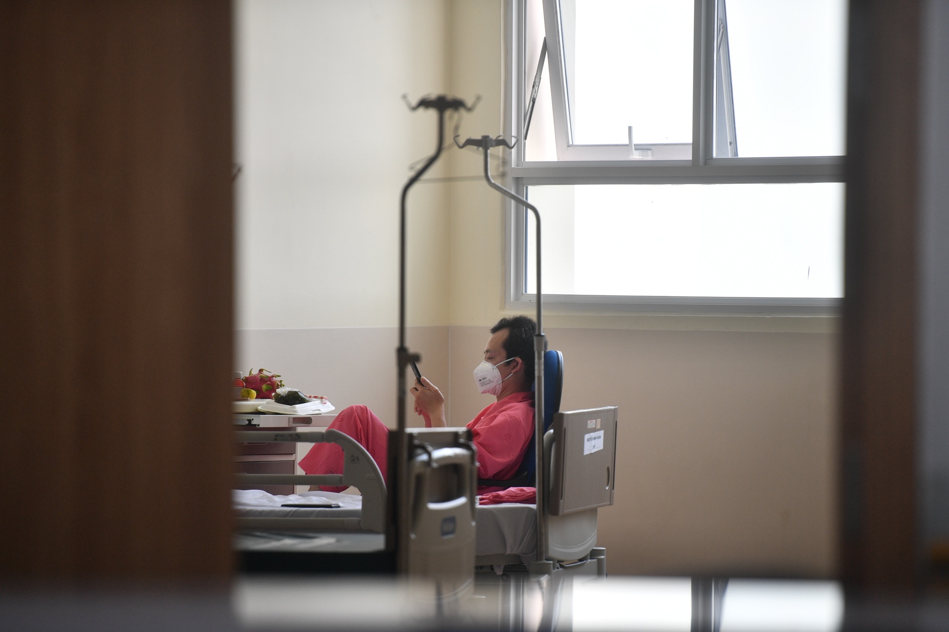 Nhan vien y te mac Covid-19 anh 9