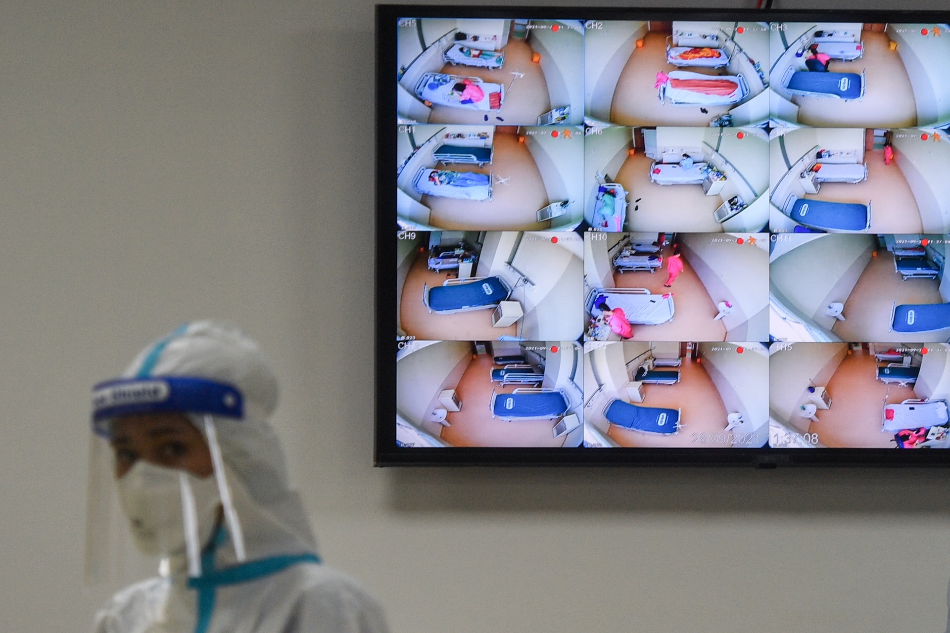 Nhan vien y te mac Covid-19 anh 1