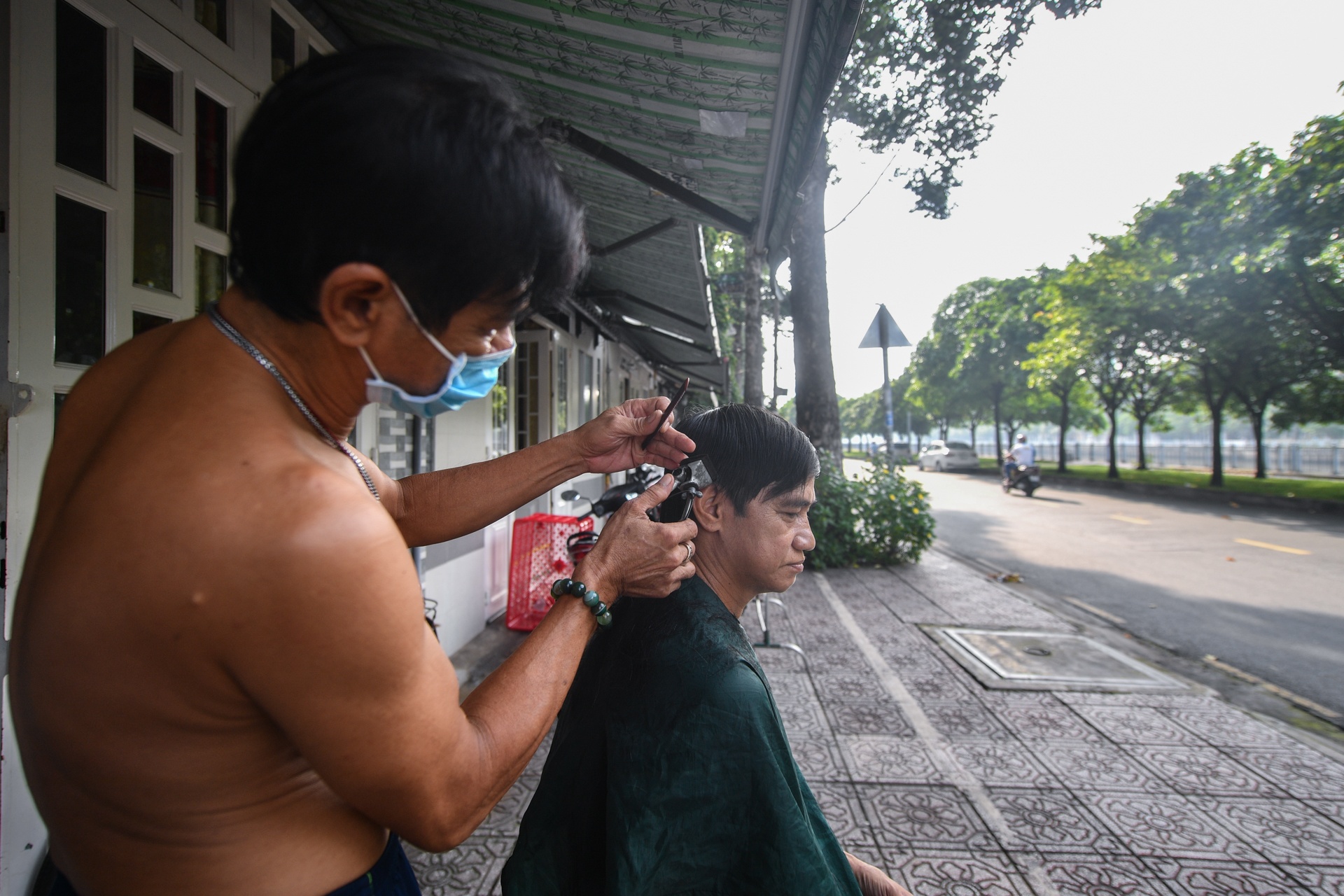 xep hang cat toc sau gian cach anh 8