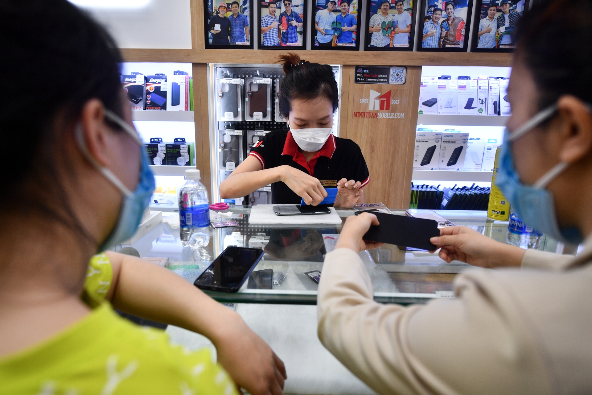 cua hang dien thoai dong duc anh 2