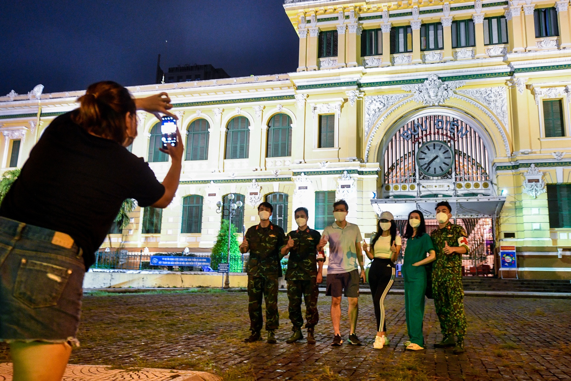 Duong pho TP.HCM sau gian cach anh 3