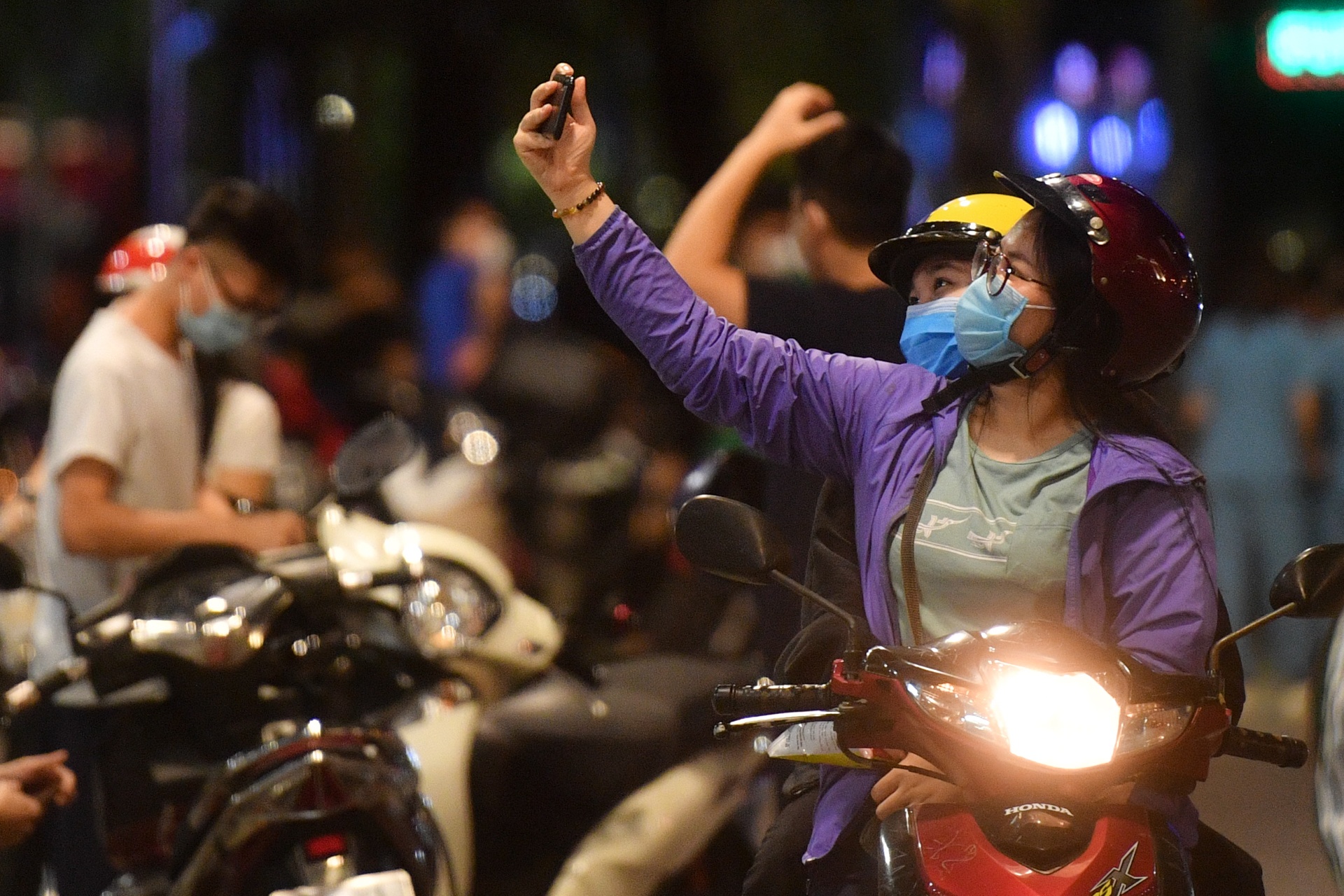 Trung tam TP.HCM nhon nhip toi 1/10 hinh anh