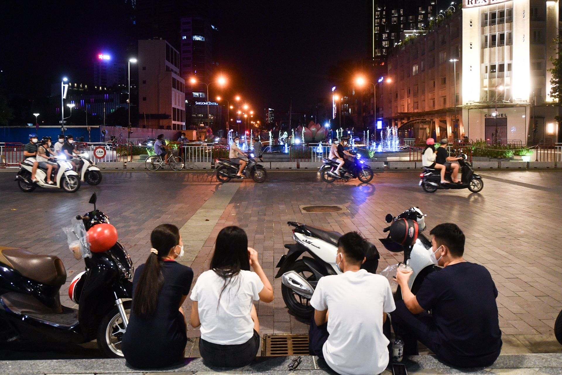 Duong pho TP.HCM sau gian cach anh 1