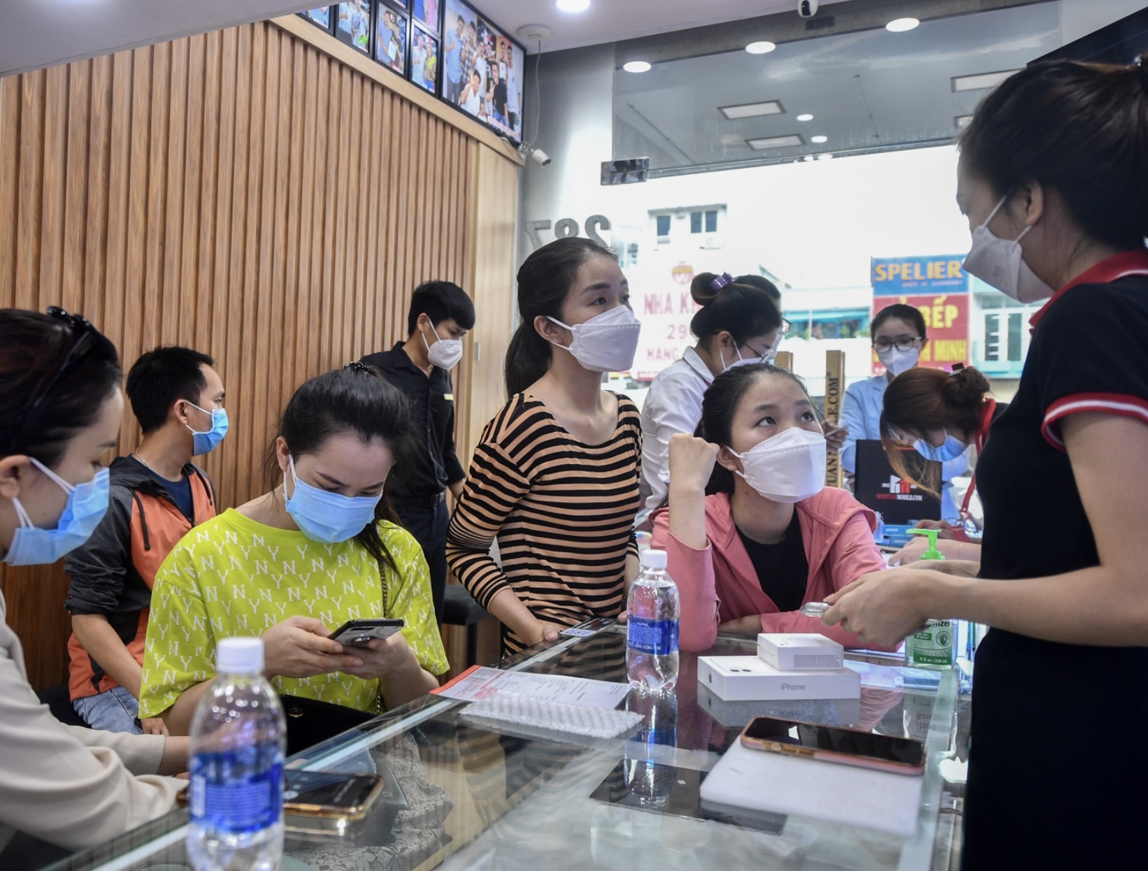 Cua hang dien thoai, laptop o TP.HCM tap nap khach den sua may hinh anh