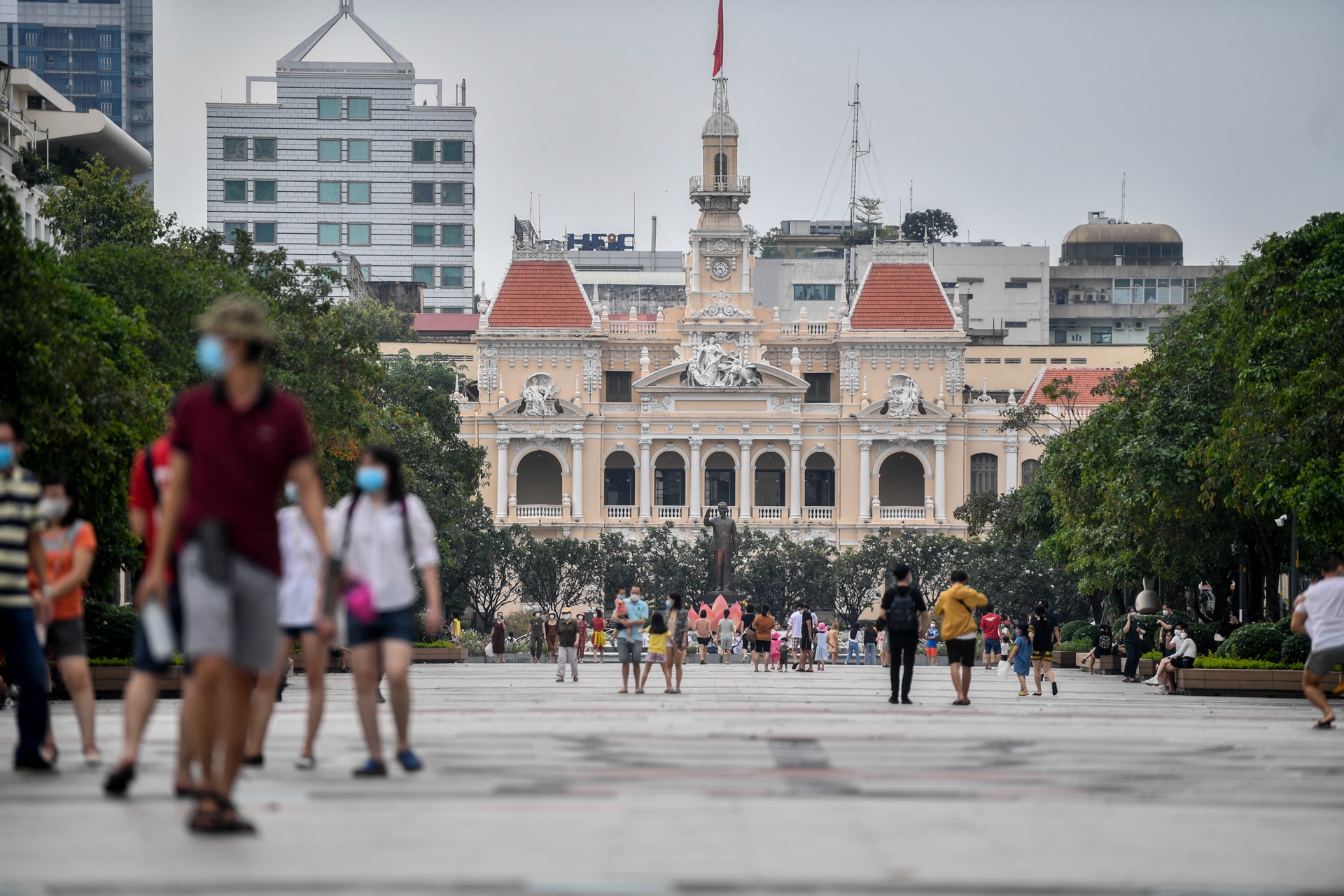 TP.HCM dong duc sau gian cach anh 2