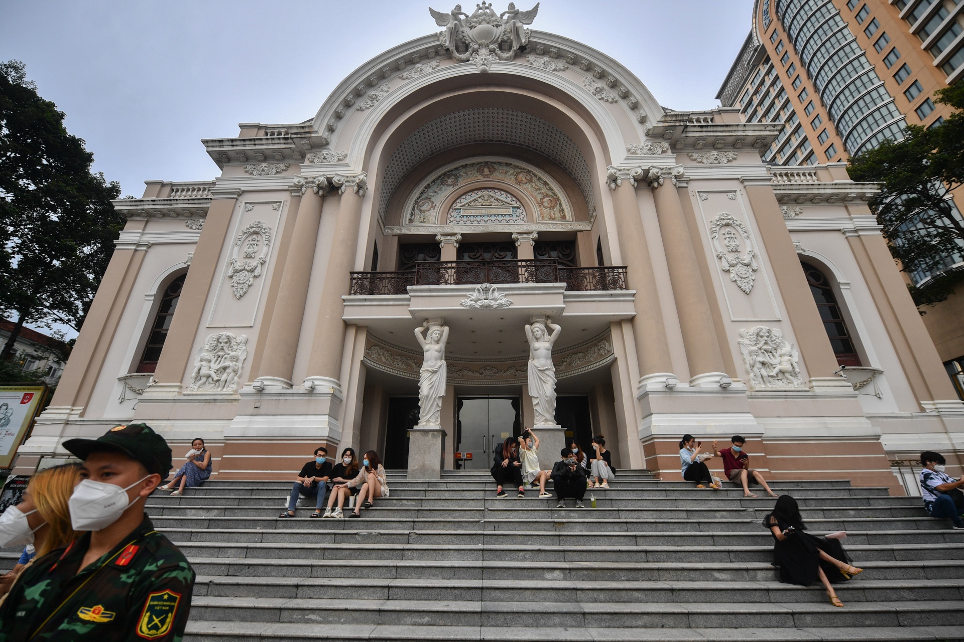 TP.HCM dong duc sau gian cach anh 8