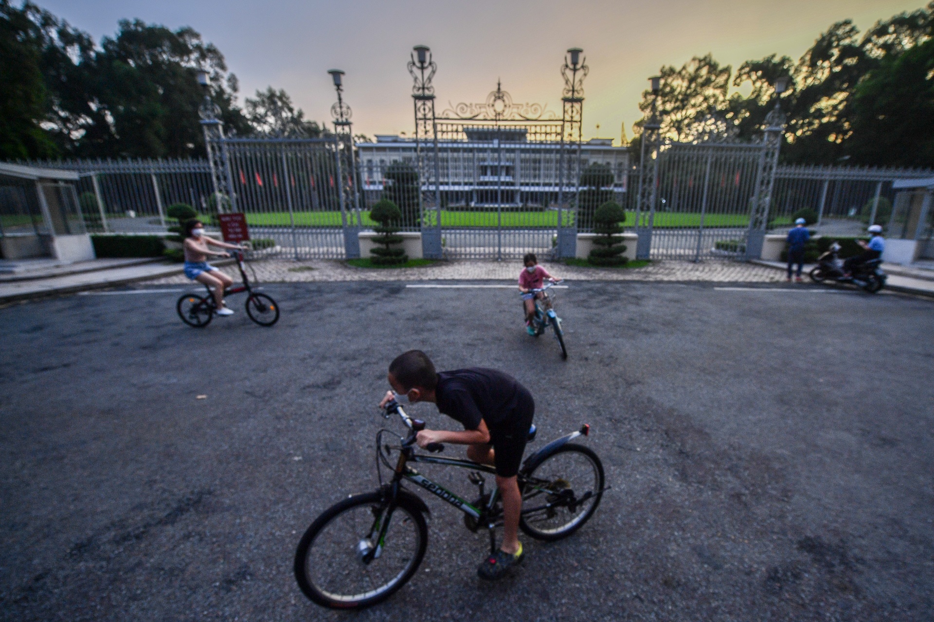 TP.HCM dong duc sau gian cach anh 9