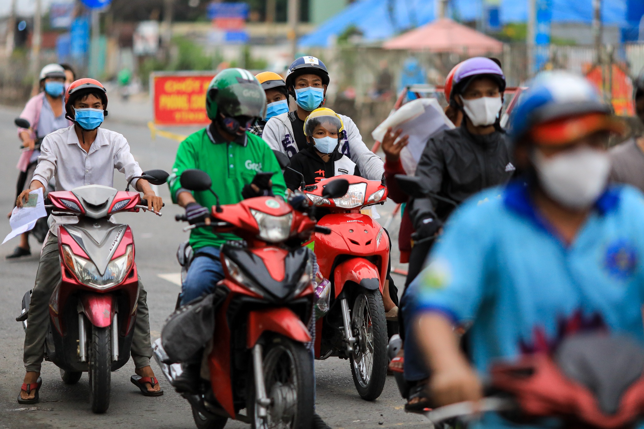 Nguoi dan do ve que sau dich Covid-19 anh 2