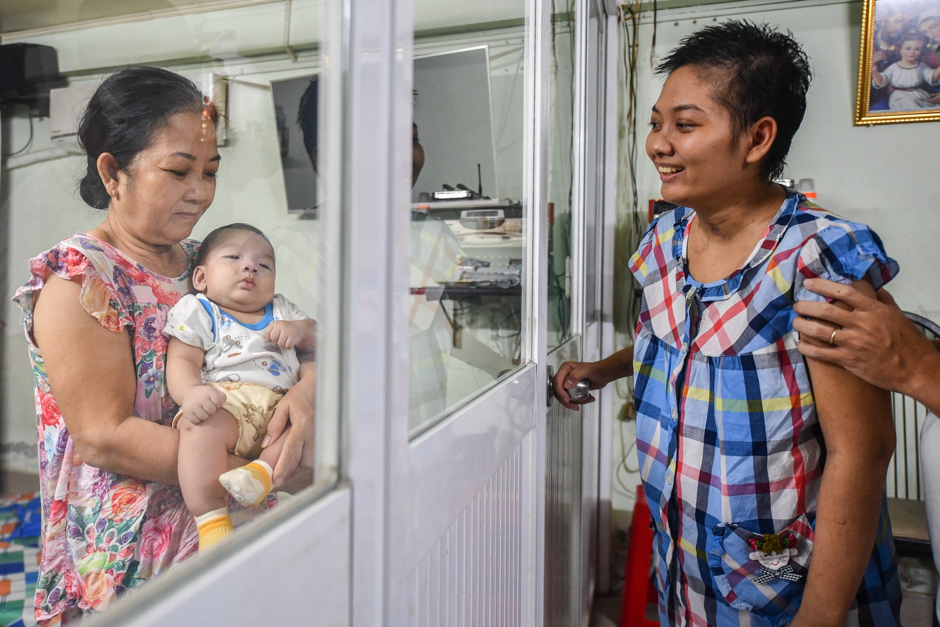 Cuoc gap mat dac biet cua san phu tung nguy kich vi Covid-19 hinh anh