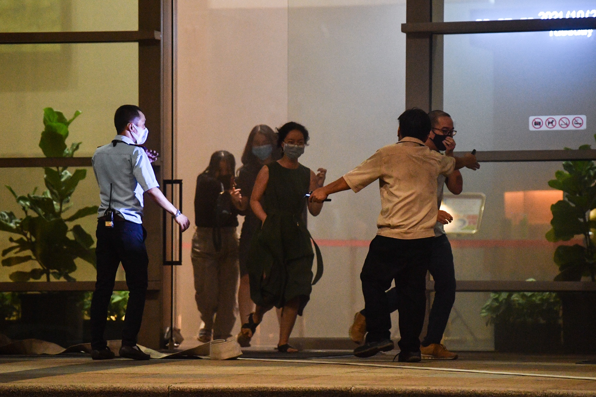 Nhan vien van phong thao chay khoi toa nha M Plaza hinh anh