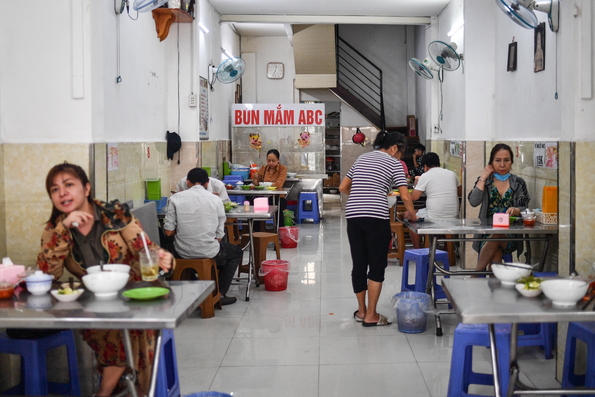 Hang quan ngoi tai cho mo lai anh 3