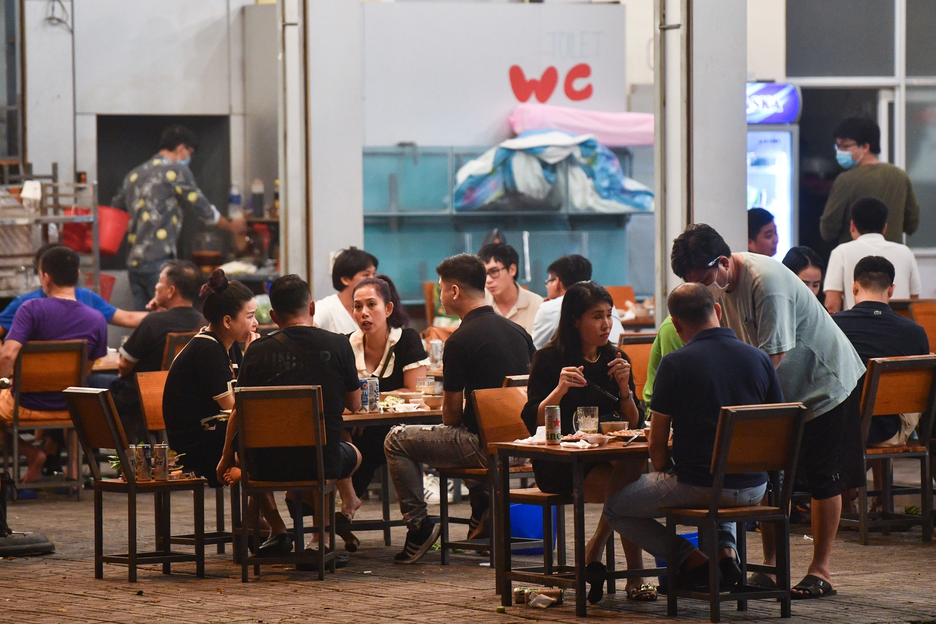 Quan nhau tai TP Thu Duc nhon nhip trong ngay dau mo lai hinh anh