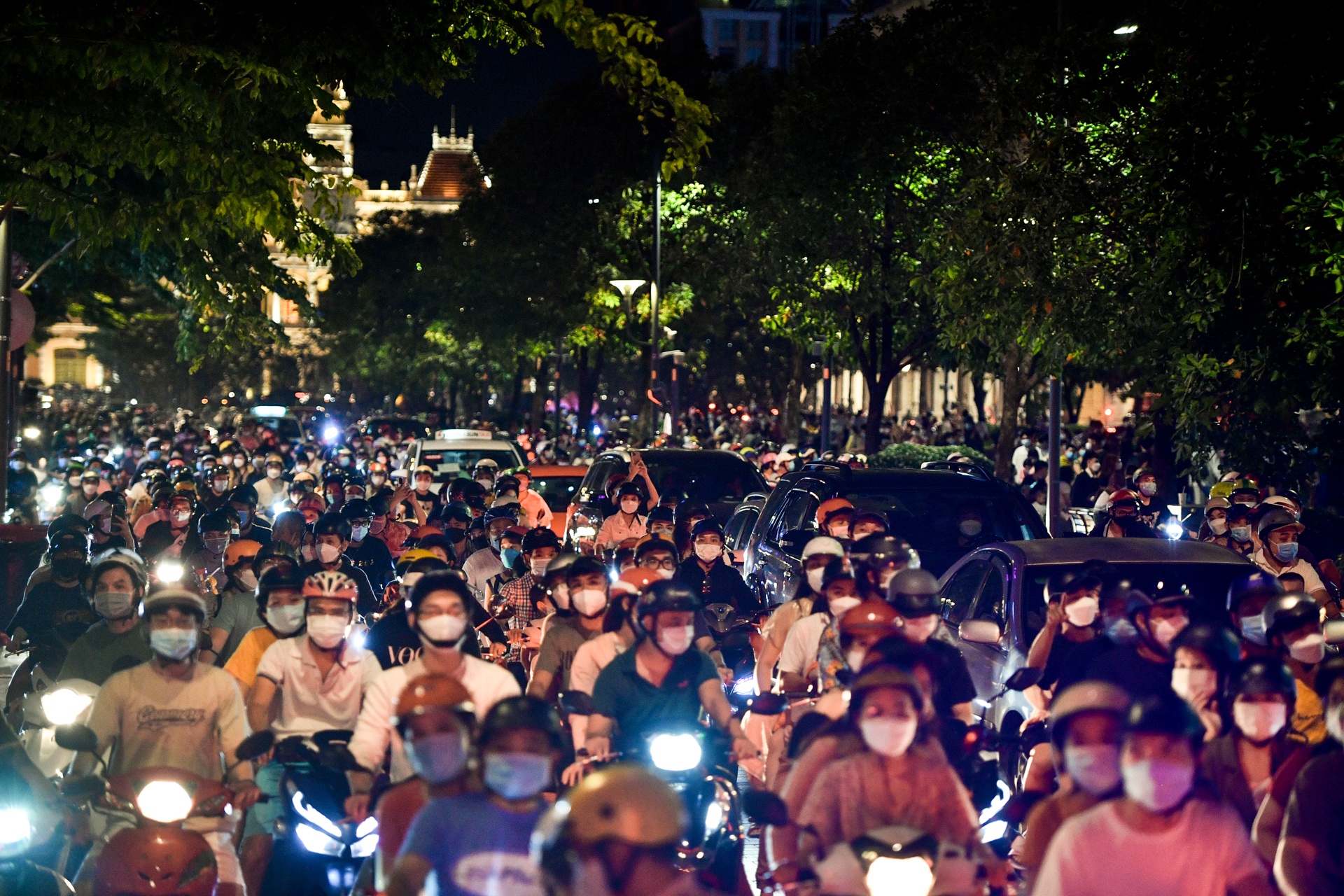 Hóa trang kinh dị Phố đi bộ Nguyễn Huệ ảnh 1 Hoa trang kinh di Pho di bo Nguyen Hue anh 1