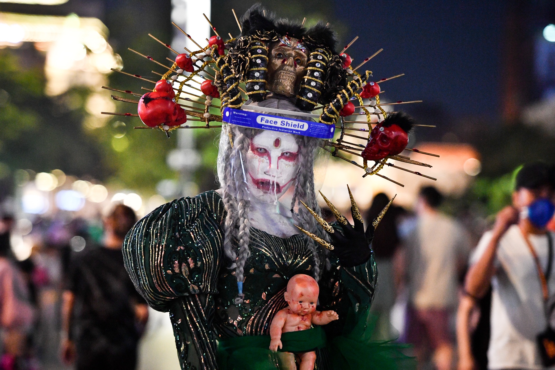 Nhieu nguoi hoa trang kinh di tren pho di bo Nguyen Hue hinh anh