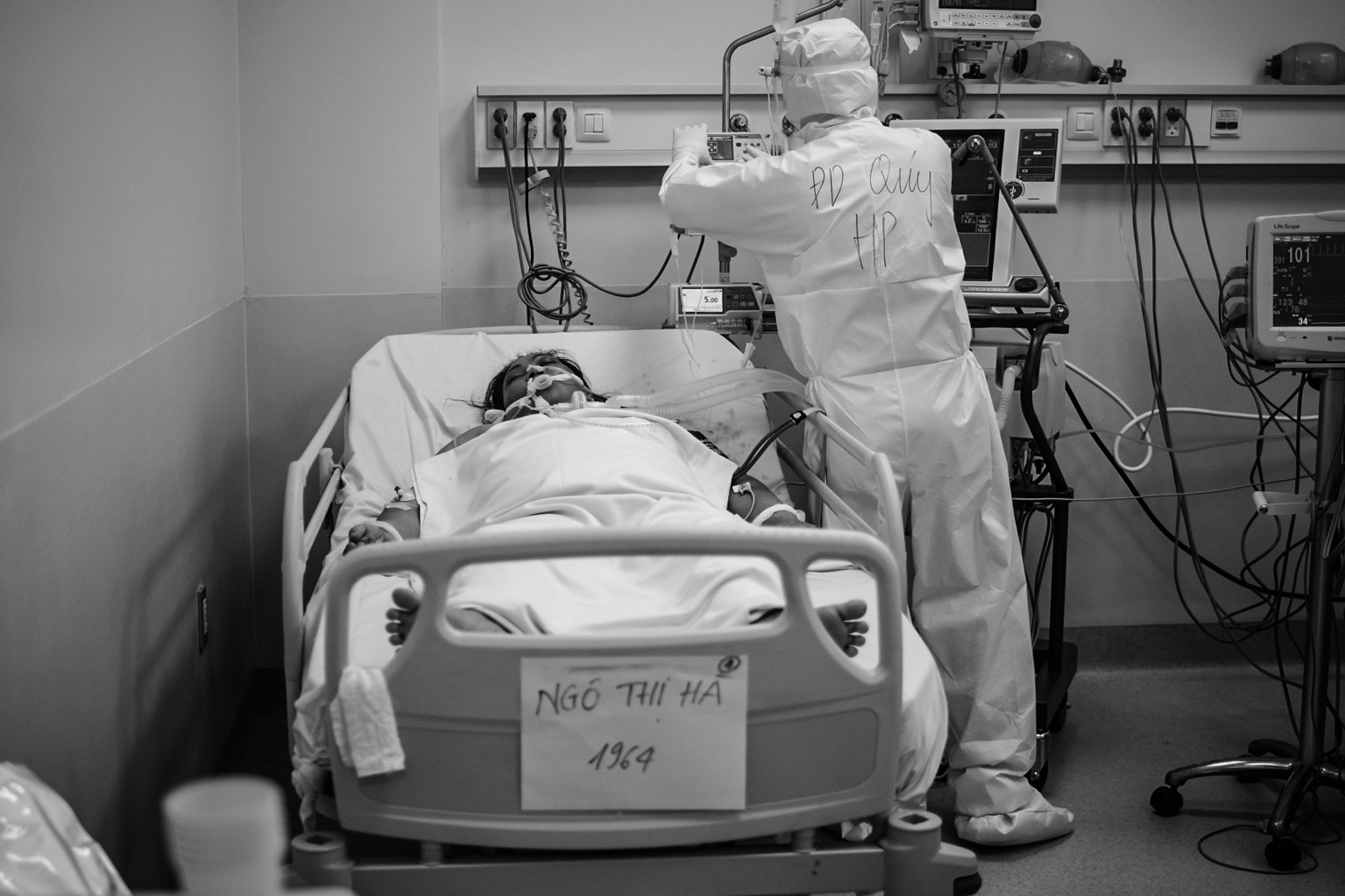 tưởng niệm nạn nhân Covid-19 ảnh 4 tuong niem nan nhan Covid-19 anh 4