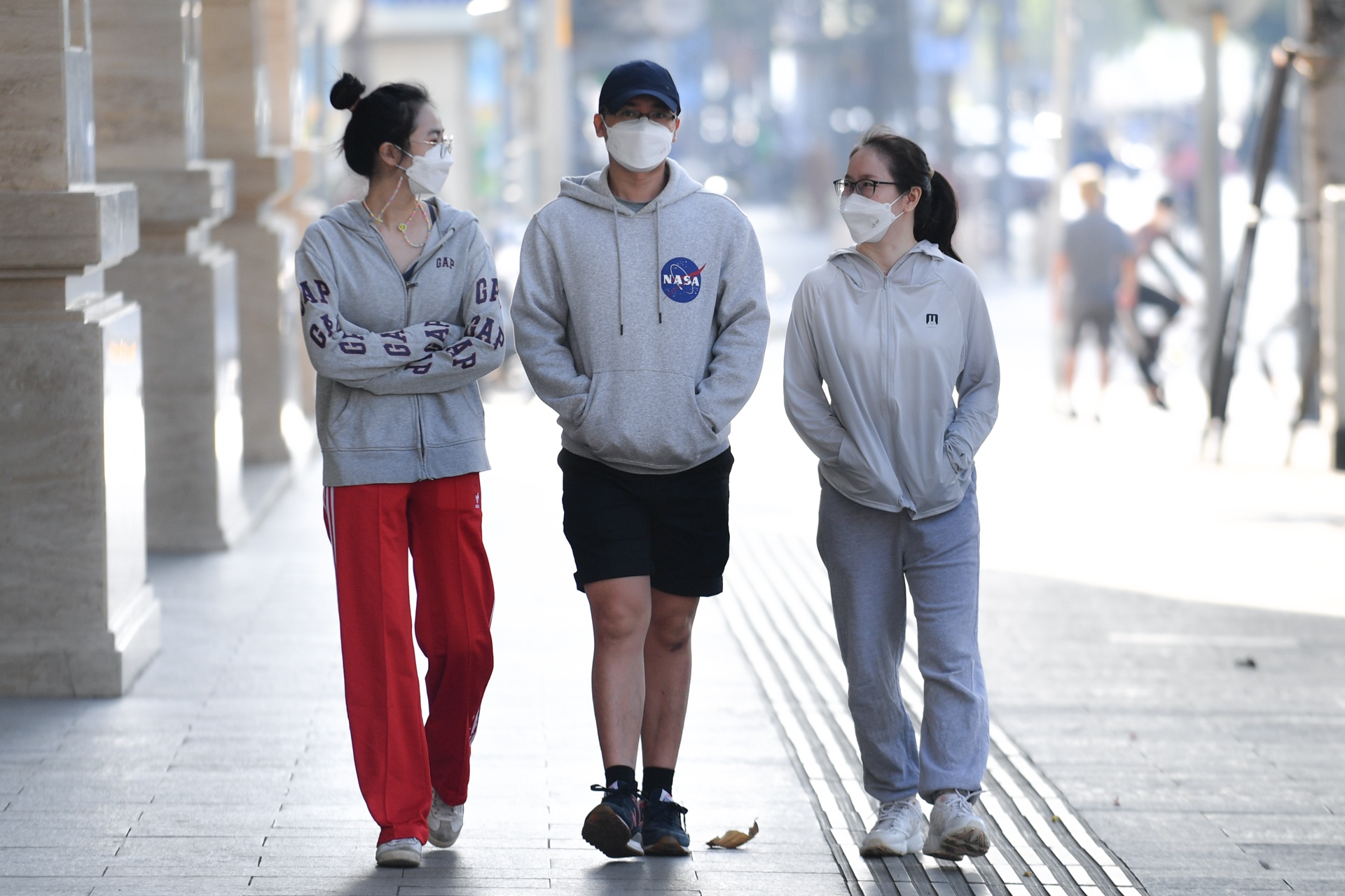 Nguoi dan TP.HCM di dao, ngoi uong ca phe trong tiet troi se lanh hinh anh