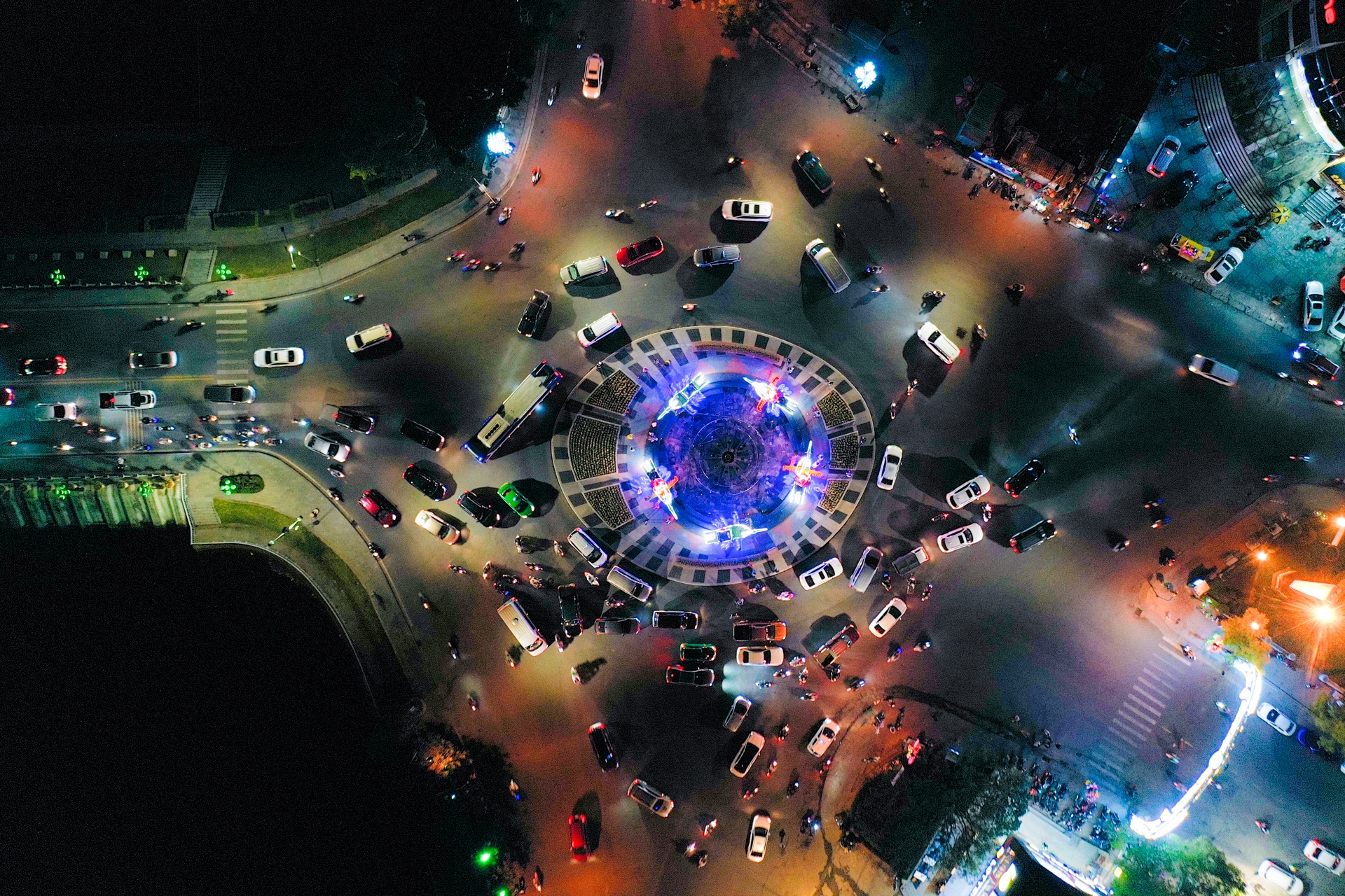 Trung tam Da Lat nhon nhip dem Giang sinh hinh anh