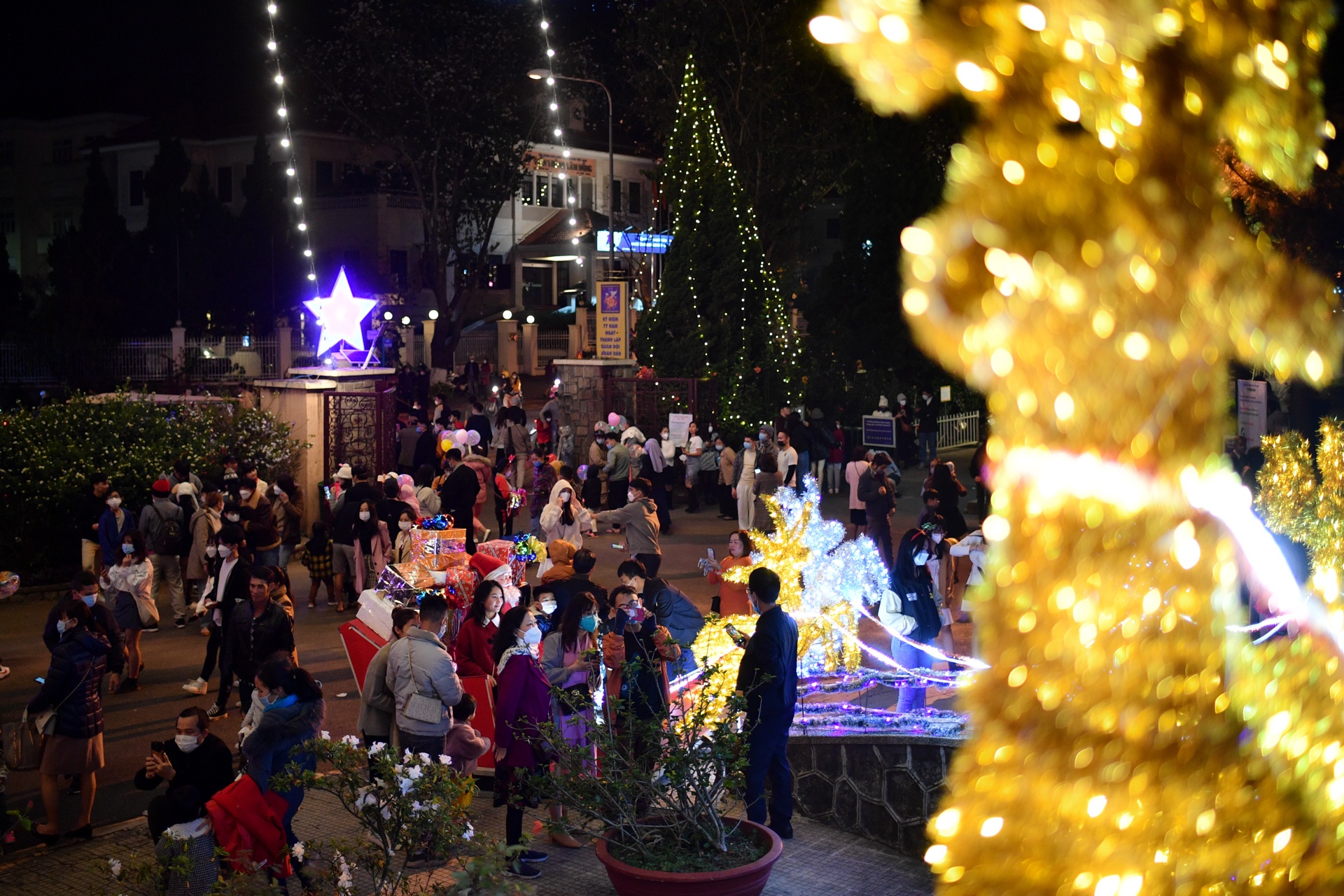 khach du lich do ve nha tho Da Lat anh 2