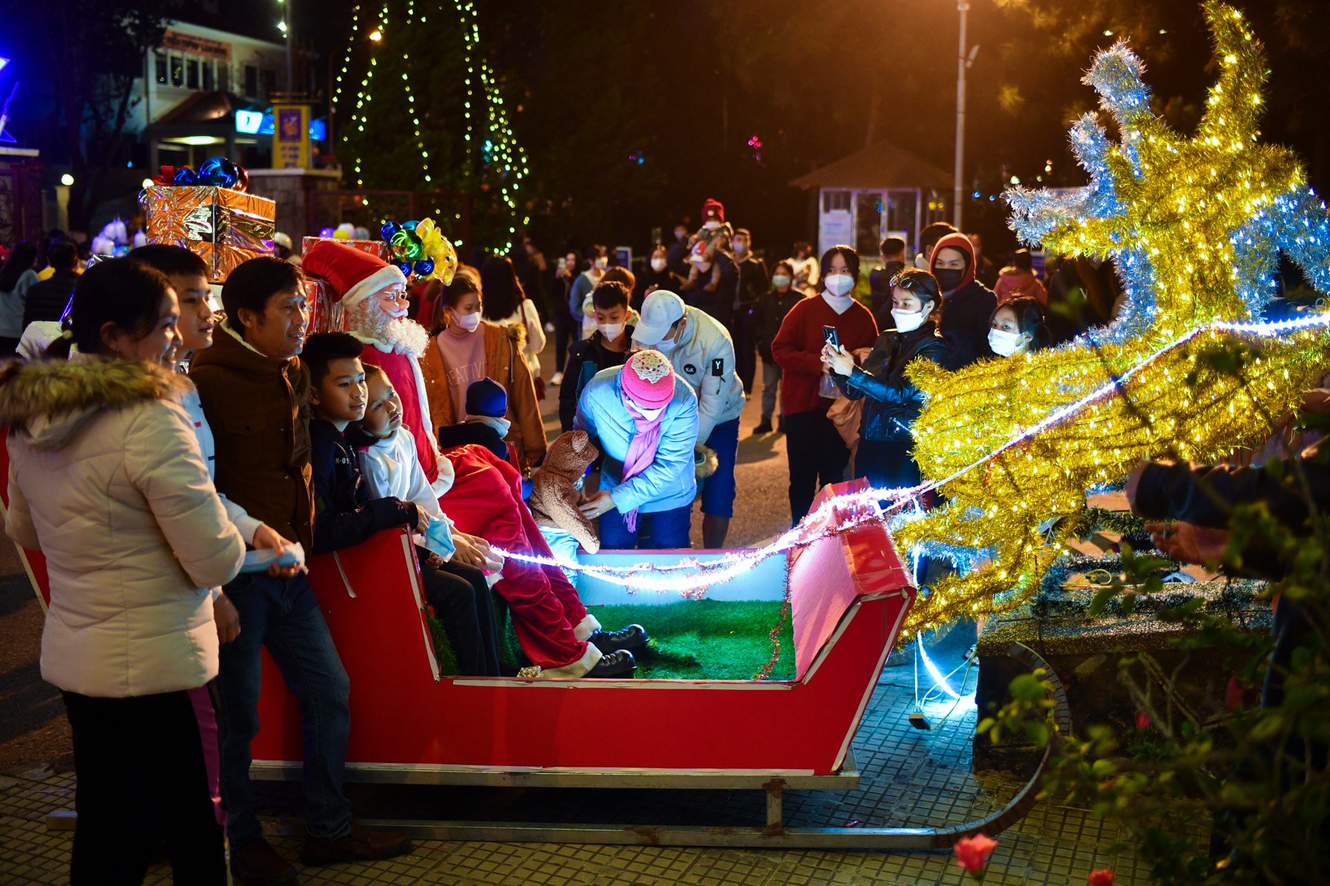 khach du lich do ve nha tho Da Lat anh 4