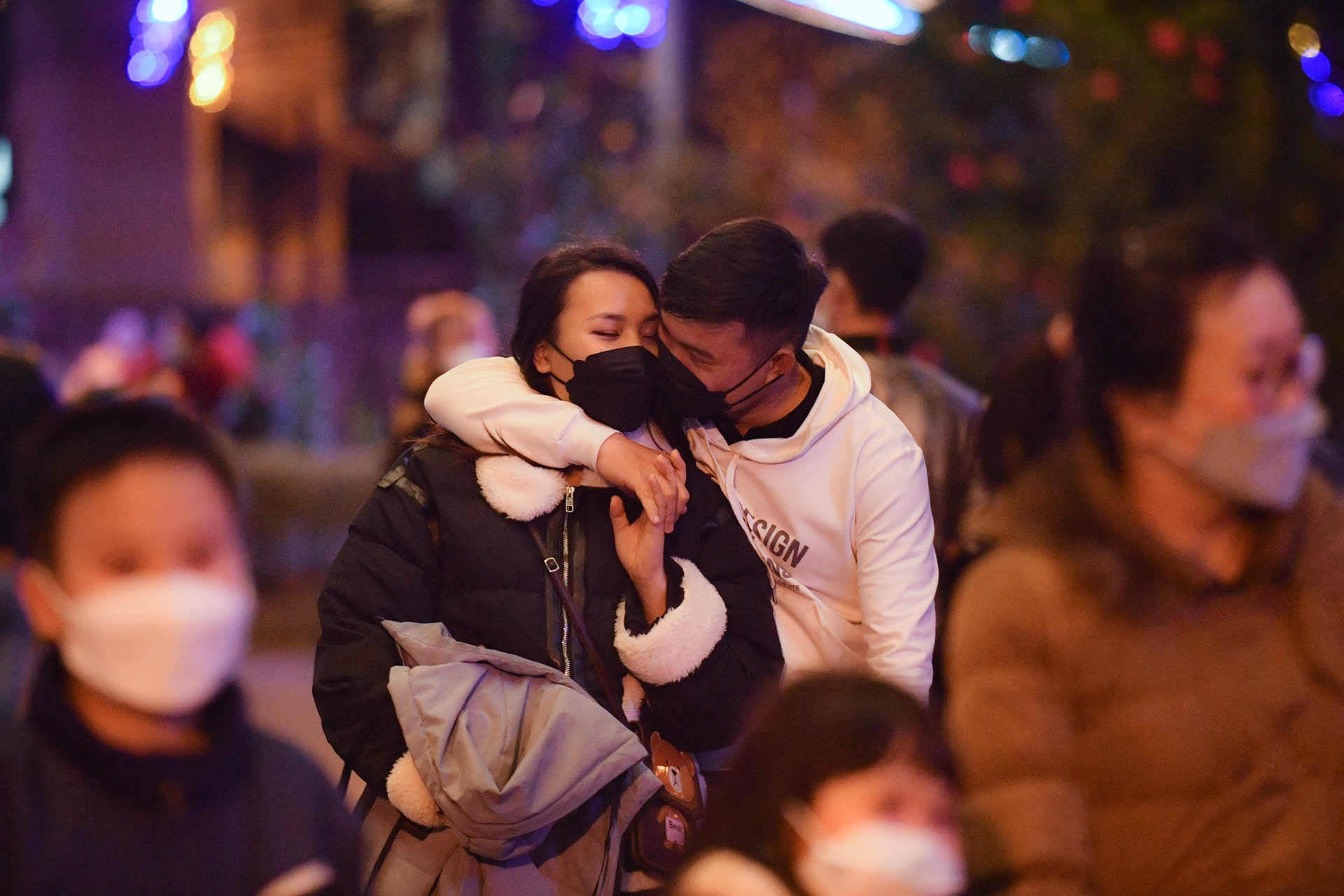 Hang nghin du khach do ve Nha tho chinh toa Da Lat don Giang sinh hinh anh