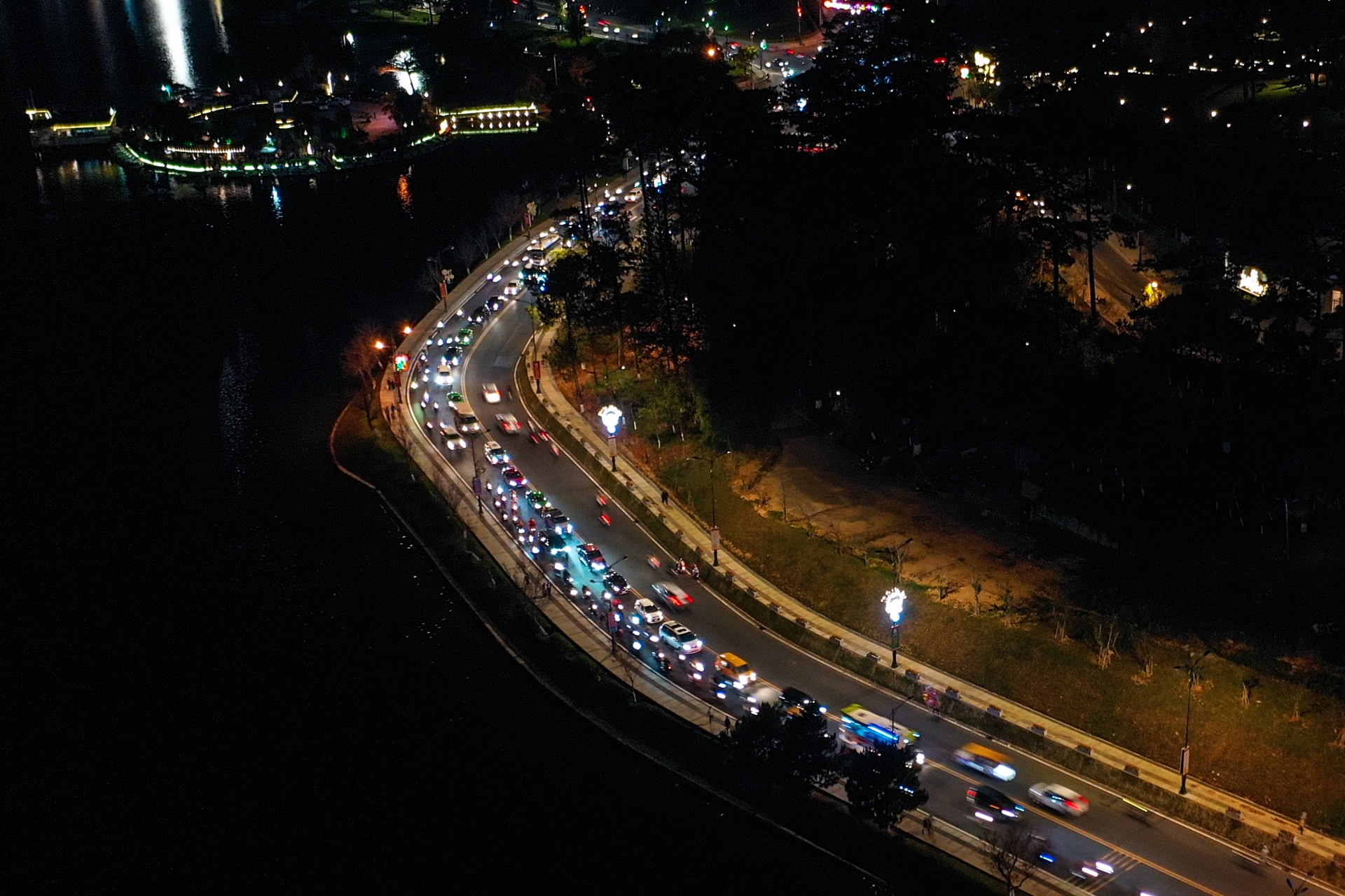 Xe co noi duoi nhau vao trung tam TP Da Lat hinh anh