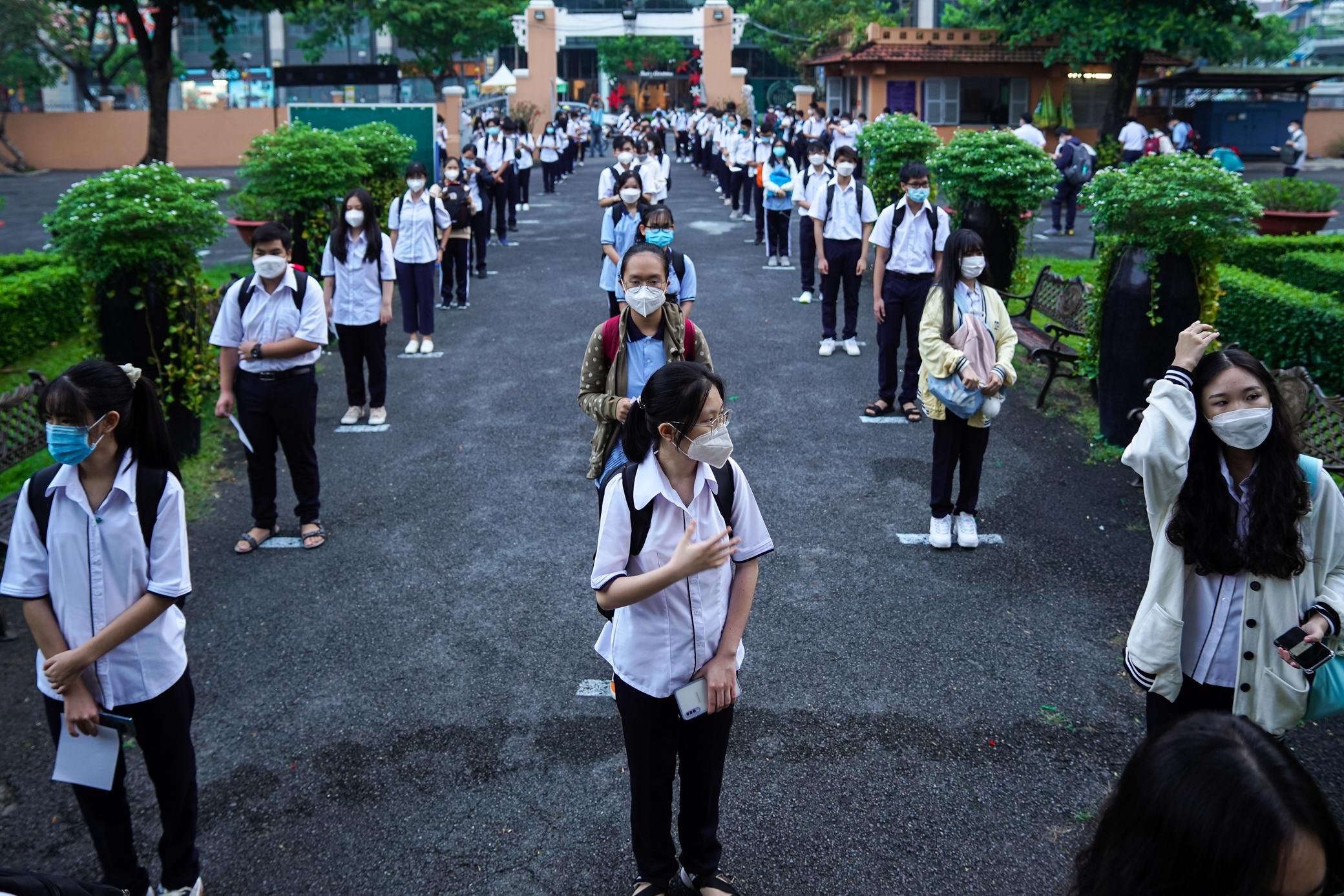 Hoc sinh TP.HCM tro lai truong anh 7