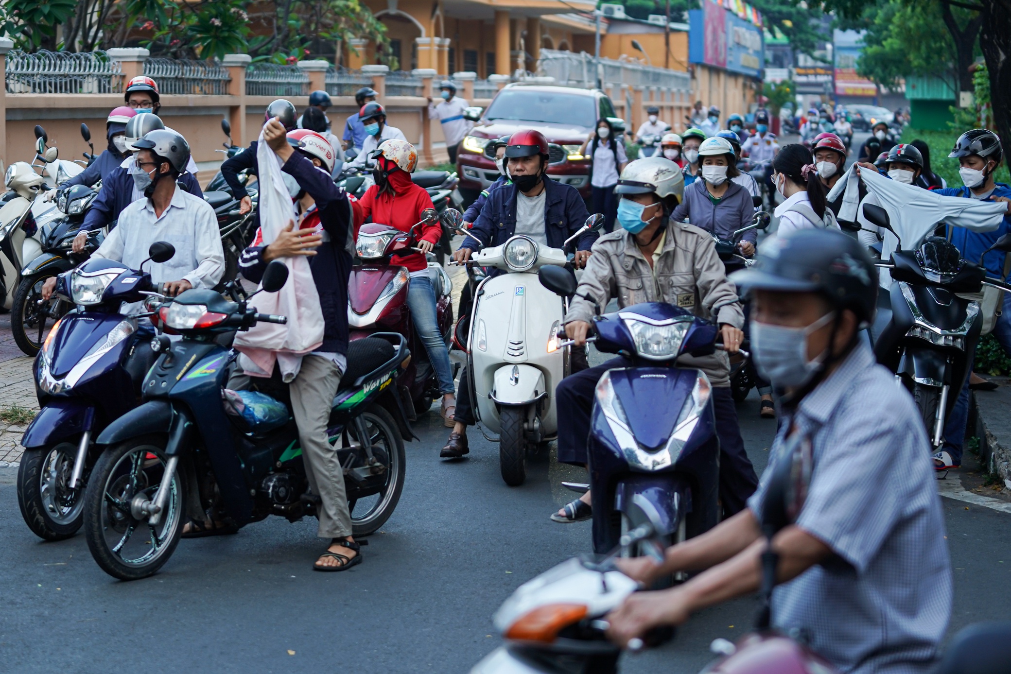 Hoc sinh TP.HCM tro lai truong anh 9