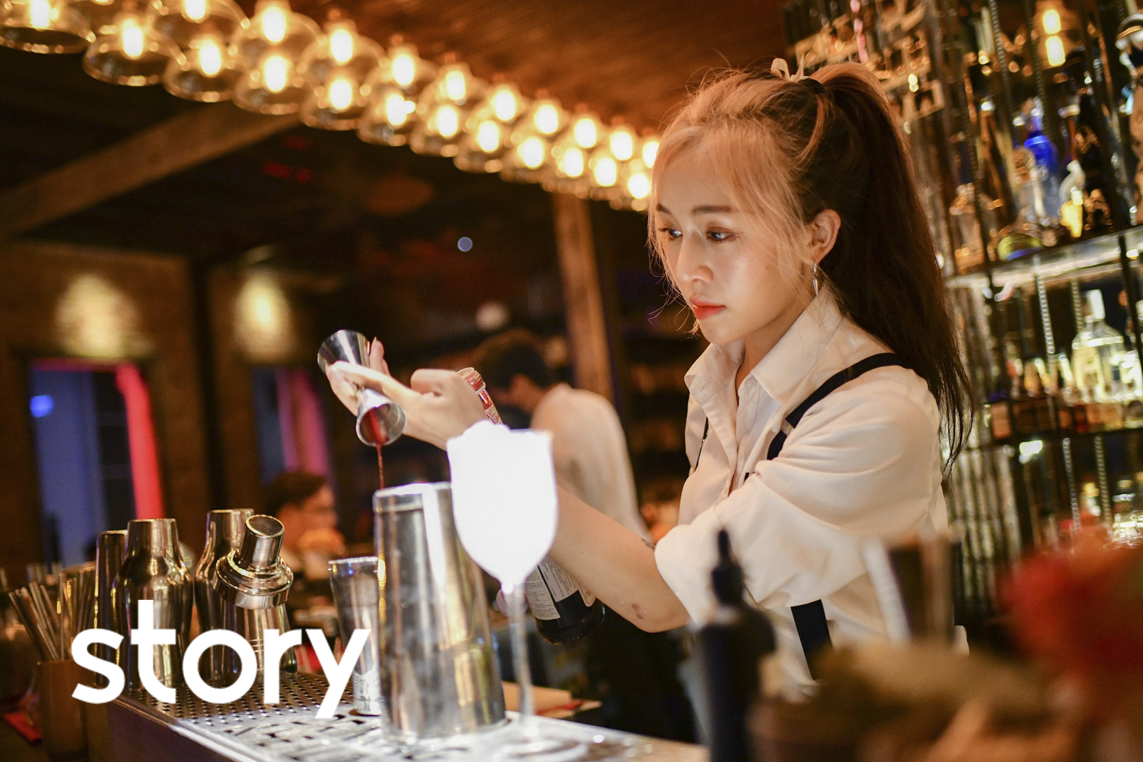 Nu bartender ban ron khi quan bar mo cua tro lai hinh anh