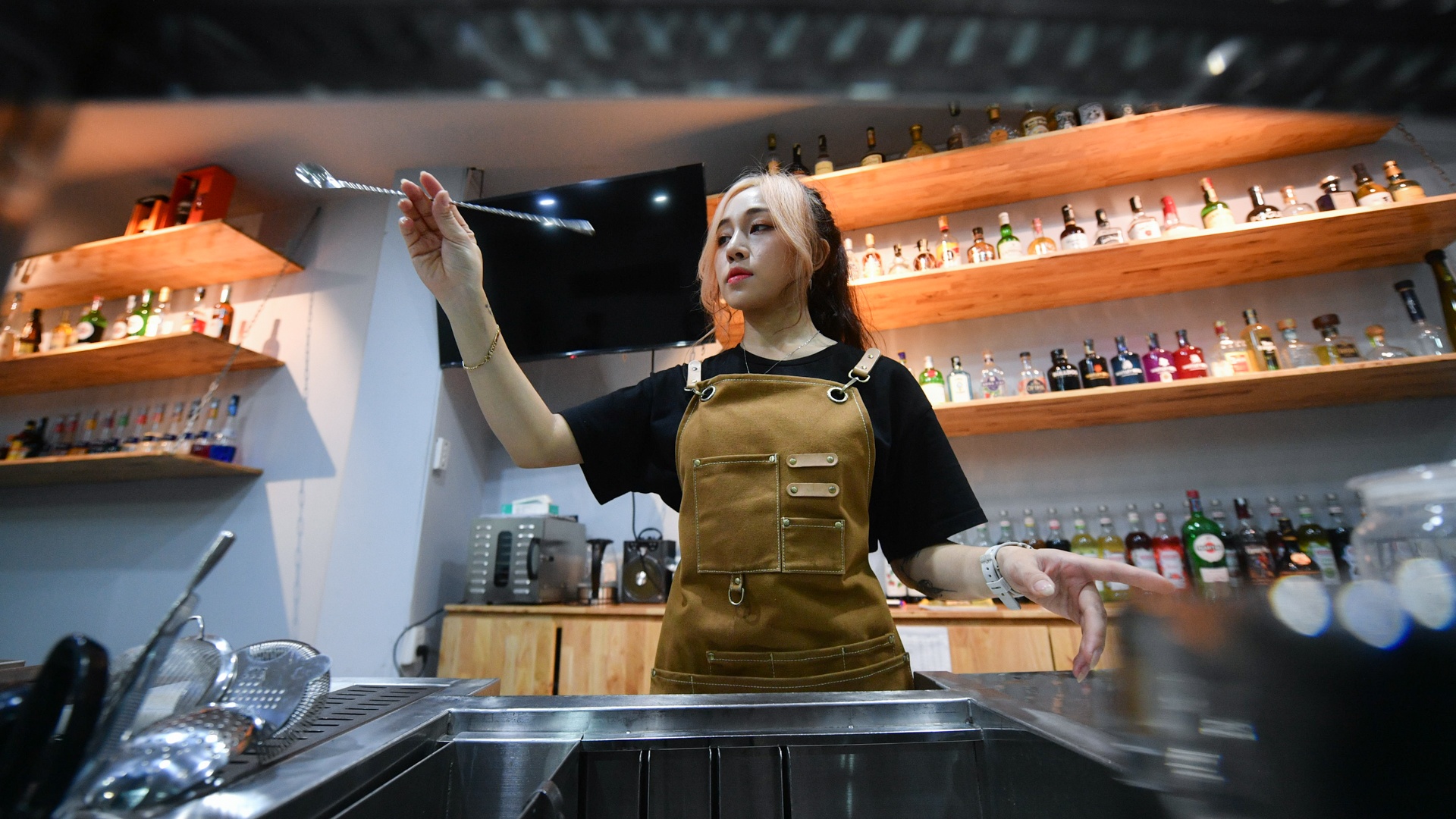 ngày đầu quán bar mở cửa trở lại ảnh 2 ngay dau quan bar mo cua tro lai anh 2