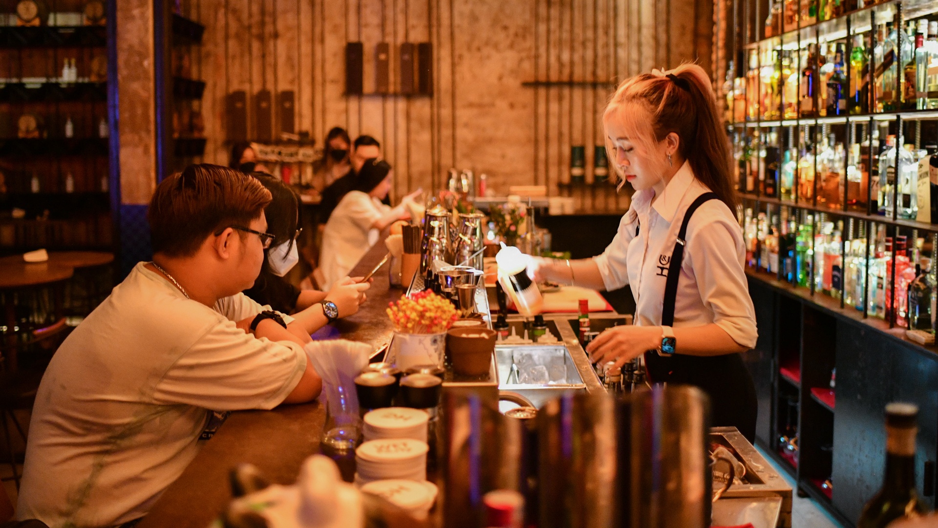 ngày đầu quán bar mở cửa trở lại ảnh 13 ngay dau quan bar mo cua tro lai anh 13