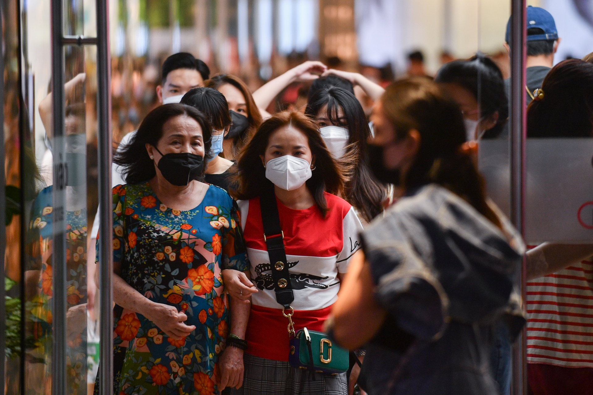 Nguoi dan do ve trung tam TP.HCM mua sam, choi Tet hinh anh