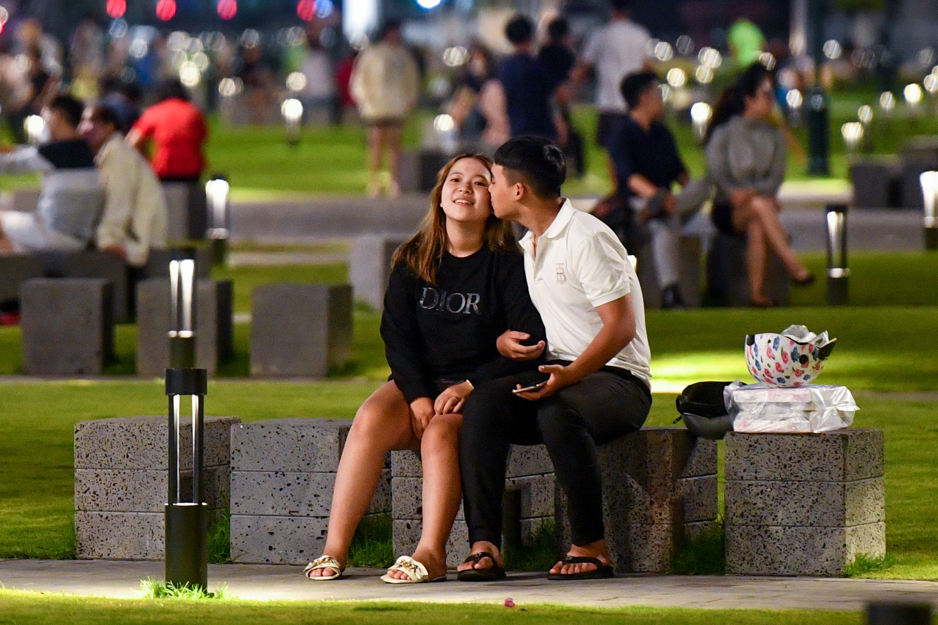 Cong vien ben Bach Dang dong nguoi dao choi ngay dau mo cua hinh anh