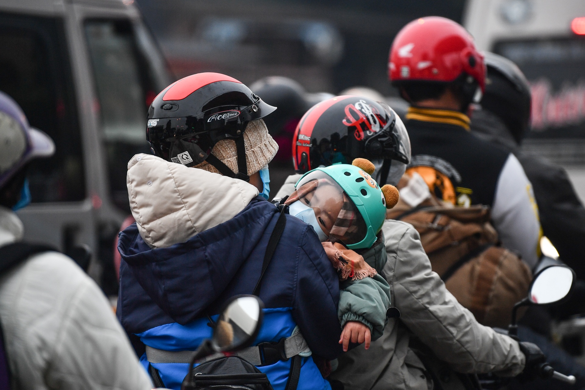 nguoi dan do ve Ha Noi sau Tet anh 5