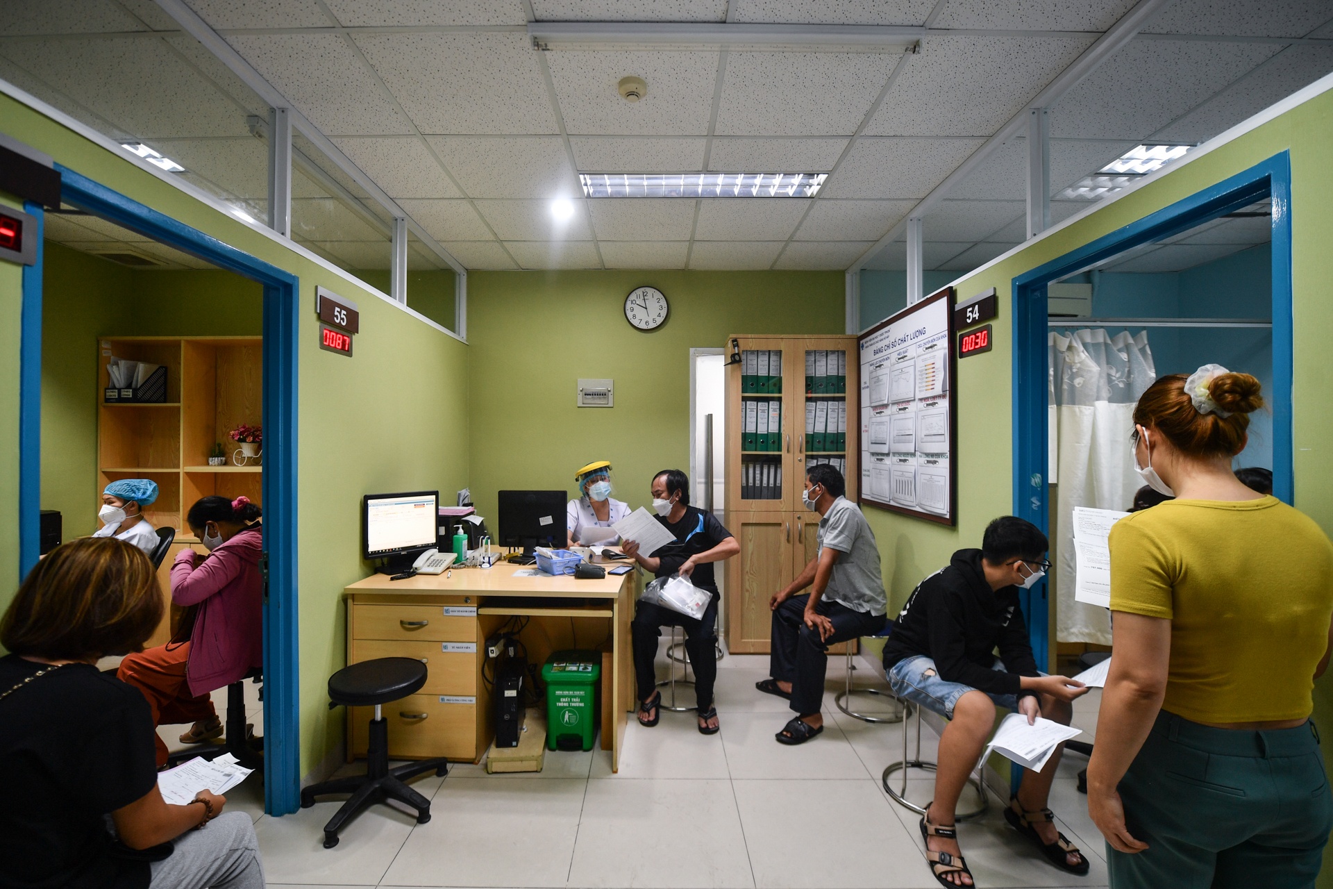 xep hang kham hau Covid-19 tai TP.HCM anh 4