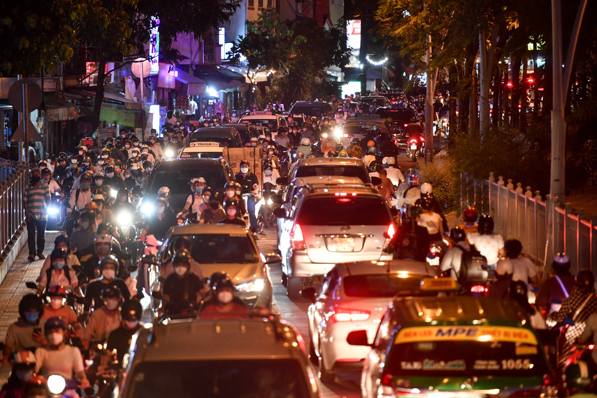 TP.HCM ket xe toi Valentine hinh anh