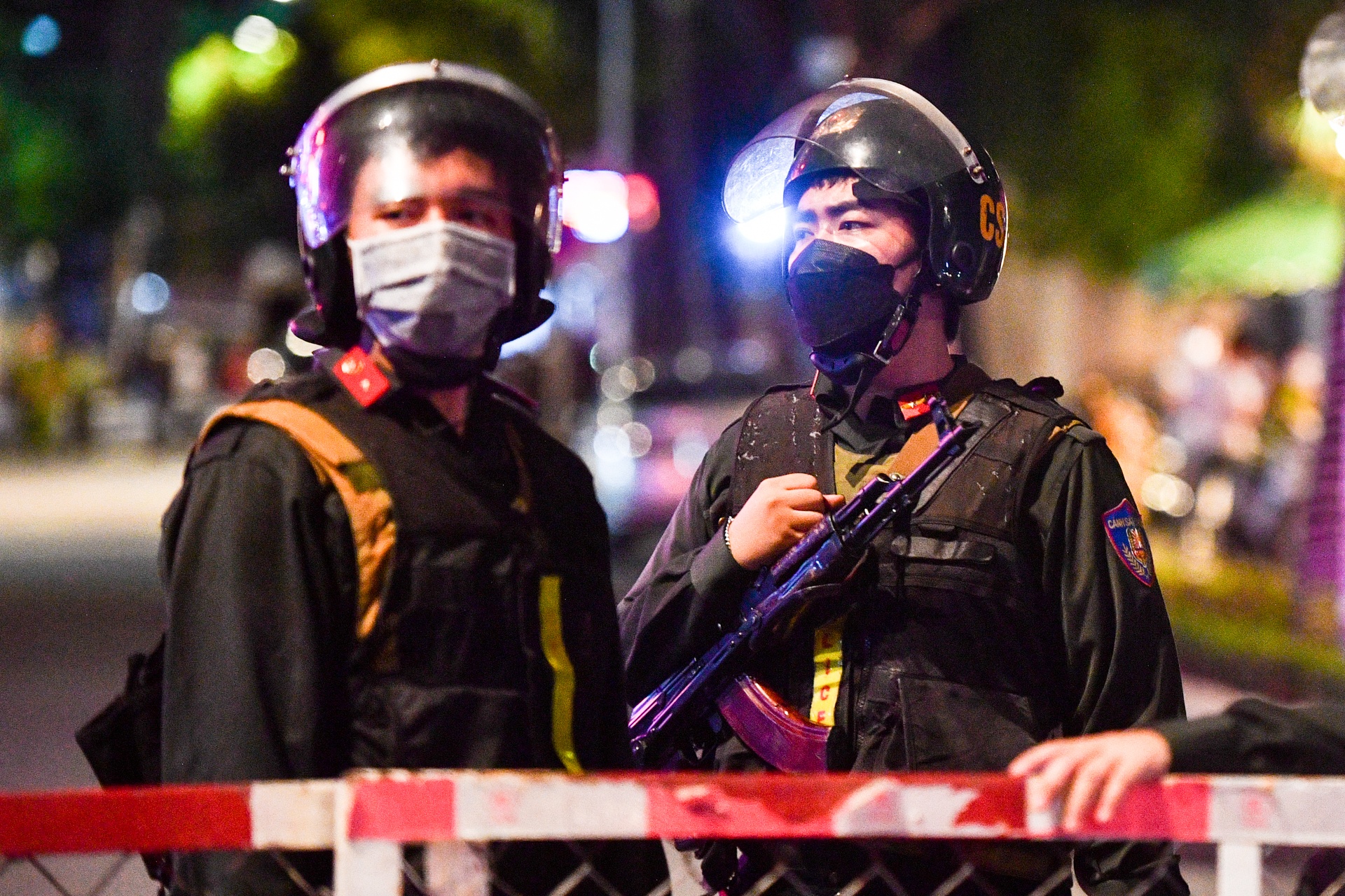 Nhieu gio kham xet, phong toa tai nha ba Nguyen Phuong Hang hinh anh