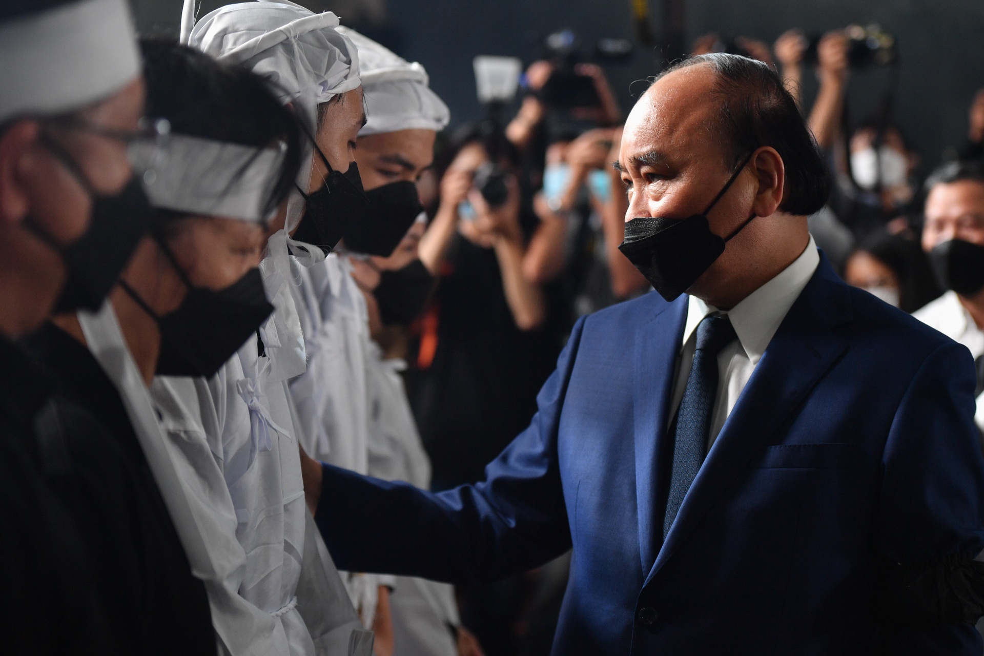 pho chu tich le hoa binh duoc truy tang huan chuong anh 1