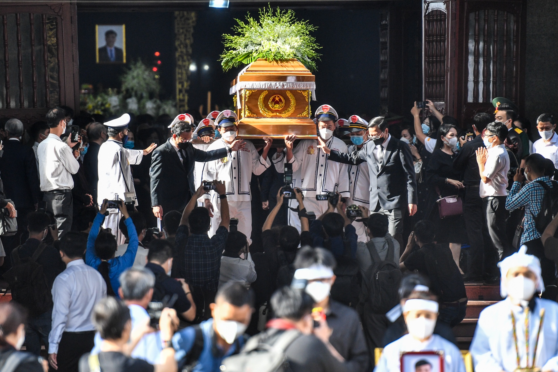 Dong nghiep tien biet Pho chu tich TP.HCM Le Hoa Binh hinh anh