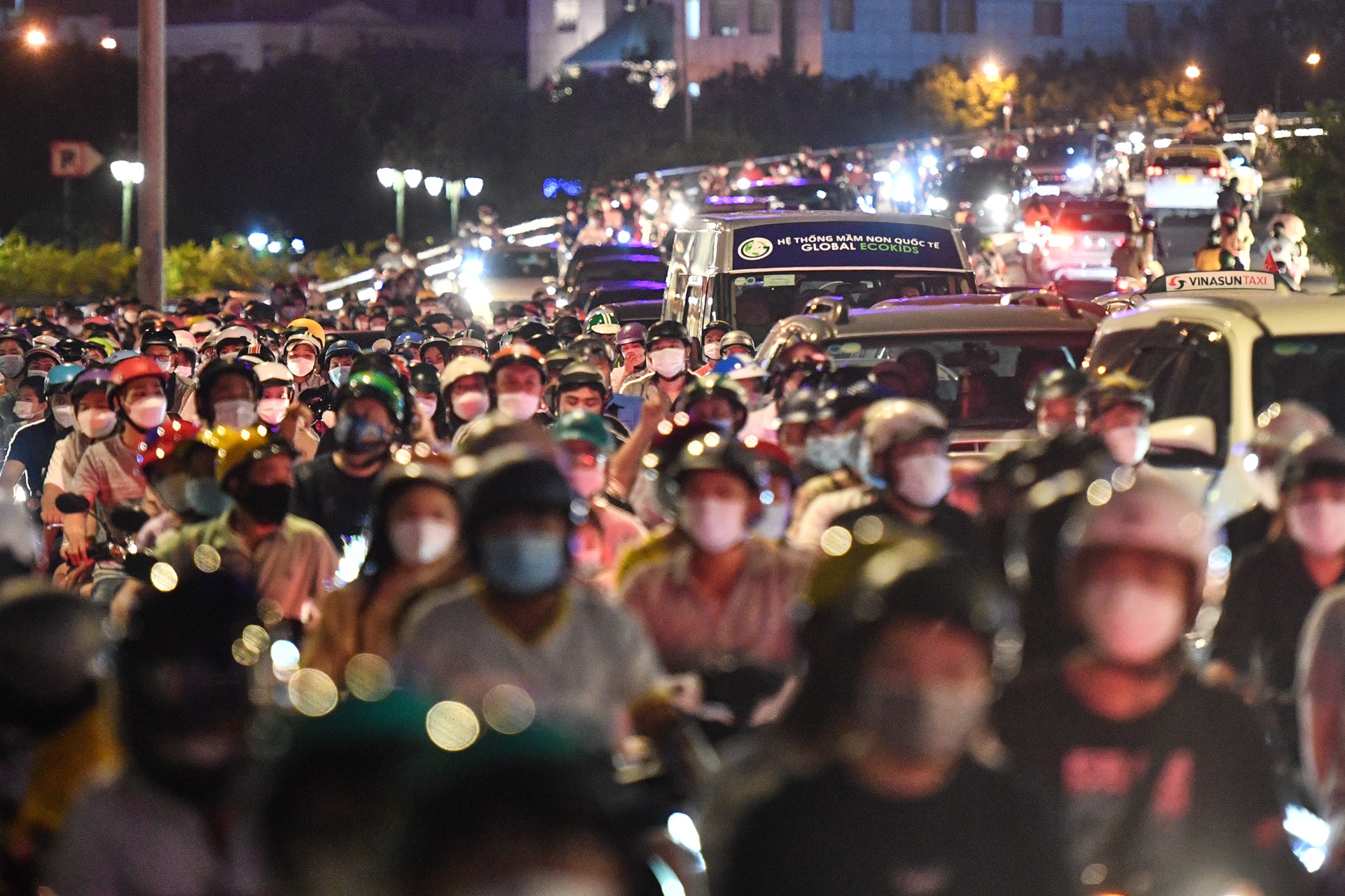 Trung tam TP.HCM ket xe toi ngay le gio To Hung Vuong hinh anh