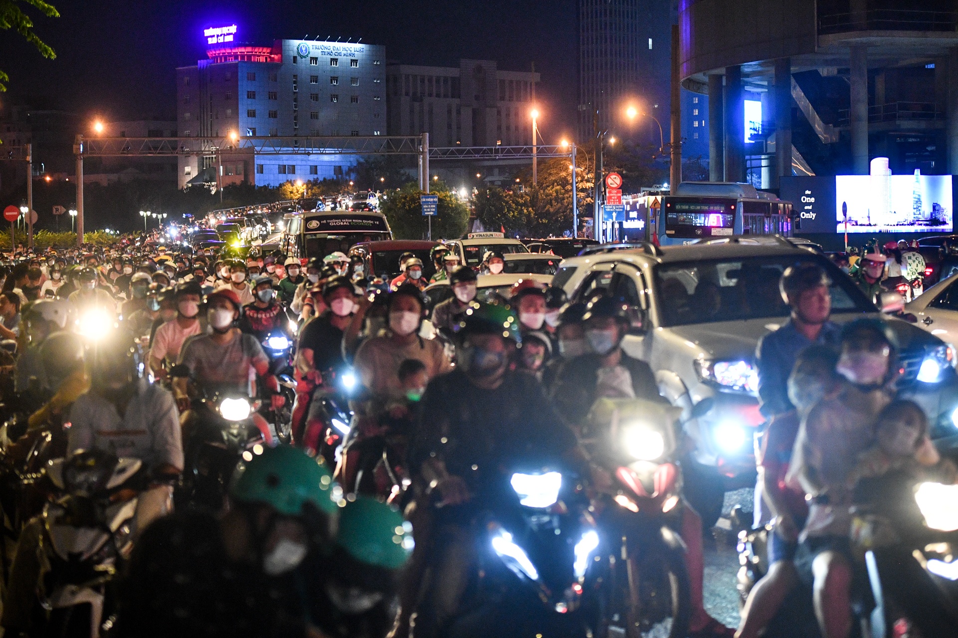 Trung tam TP.HCM dip le gio to Hung Vuong anh 2