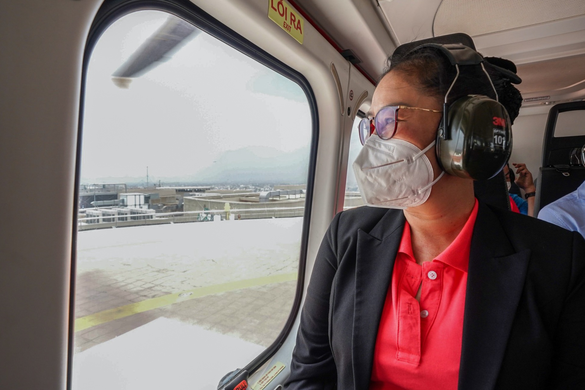 Trai nghiem du lich bang truc thang tren bau troi TP.HCM hinh anh